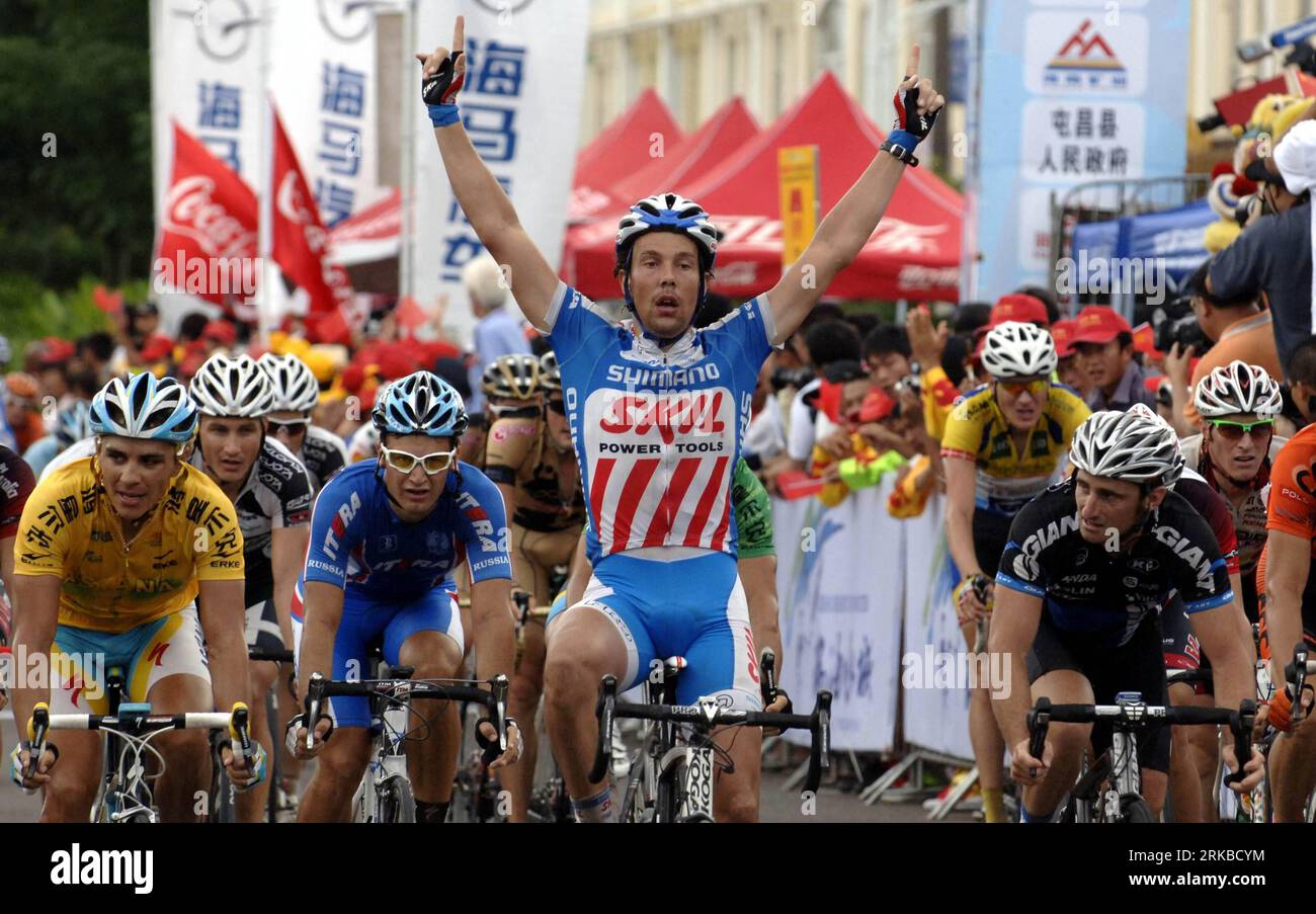 Bildnummer: 54537408  Datum: 14.10.2010  Copyright: imago/Xinhua (101014)-- QIONGHAI, Oct.14, 2010(Xinhua) -- Dutch rider Kenny van Hummel (C) of Skil-Shimano team celebrates after crossing the finish line during the fourth stage competition at the Tour of Hainan International Road Cycling Race 2010 in Qionghai, south China s Hainan Province, on Oct. 14, 2010. The Dutch rider claimed the title of the stage with a time of 2 hours, 19 minutes and 37 seconds. (Xinhua/Hou Jiansen) CHINA-QIONGHAI-2010 INTERNATIONAL ROAD CYCLING RACE-THE 4TH STAGE (CN) PUBLICATIONxNOTxINxCHN Rad Radsport Strasse vdi Stock Photo