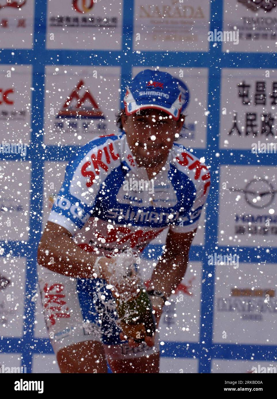 Bildnummer: 54537409  Datum: 14.10.2010  Copyright: imago/Xinhua (101014)-- QIONGHAI, Oct.14, 2010(Xinhua) -- Dutch rider Kenny van Hummel of Skil-Shimano team sprays champagne to celebrate during the awarding ceremony for the fourth stage competition at the Tour of Hainan International Road Cycling Race 2010 in Qionghai, south China s Hainan Province, on Oct. 14, 2010. The Dutch rider claimed the title of the stage with a time of 2 hours, 19 minutes and 37 seconds. (Xinhua/Hou Jiansen) CHINA-QIONGHAI-2010 INTERNATIONAL ROAD CYCLING RACE-THE 4TH STAGE (CN) PUBLICATIONxNOTxINxCHN Rad Radsport S Stock Photo