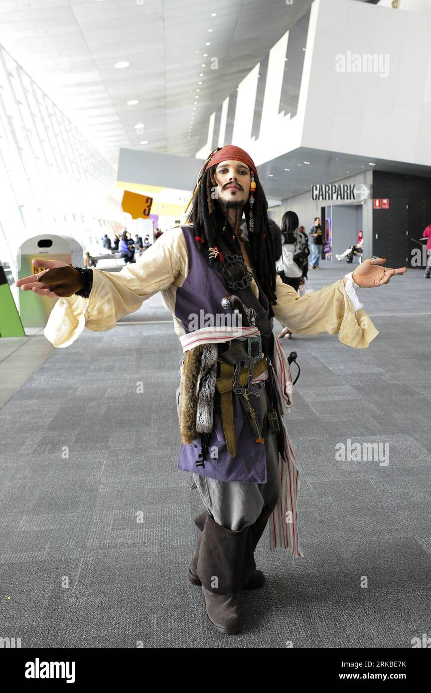 Bildnummer: 54543644  Datum: 17.10.2010  Copyright: imago/Xinhua (101018) -- MELBOURNE, Oct 18, 2010 (Xinhua) -- A man dressed as the character Captain Jack Sparrow from the movie Pirates of the Caribbean attends a Comic and Animation Fair in Melbourne, Australia, Oct. 17, 2010. The two-day fair closed on Sunday. (Xinhua/Bai Xue) AUSTRALIA-MELBOURNE-COSPLAY PUBLICATIONxNOTxINxCHN Gesellschaft Verkleidung kbdig xdp 2010 hoch  o0 Kostüm, Messe    Bildnummer 54543644 Date 17 10 2010 Copyright Imago XINHUA  Melbourne OCT 18 2010 XINHUA a Man Dressed As The Character Captain Jack Sparrow from The M Stock Photo