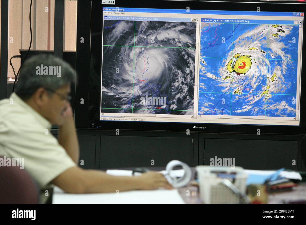 Bildnummer: 54546296  Datum: 18.10.2010  Copyright: imago/Xinhua (101018) -- MANILA, Oct. 18, 2010 (Xinhua) -- An employee of the Philippine Atmospheric Geophysical and Astronomical Services Administration (PAGASA) tracks the path of typhoon Megi inside the PAGASA weather forecasting center in Quezon City, Philippines, October 18, 2010. Typhoon Megi packed maximum sustained winds of 225 kph near the center and gustiness of up to 260 kph and entered the northern areas of Luzon, where 3,066 in Isabela and Cagayan provinces were evacuated. (Xinhua/Rouelle Umali) (ypf) PHILIPPINES-TYPHOON-DISASTER Stock Photo