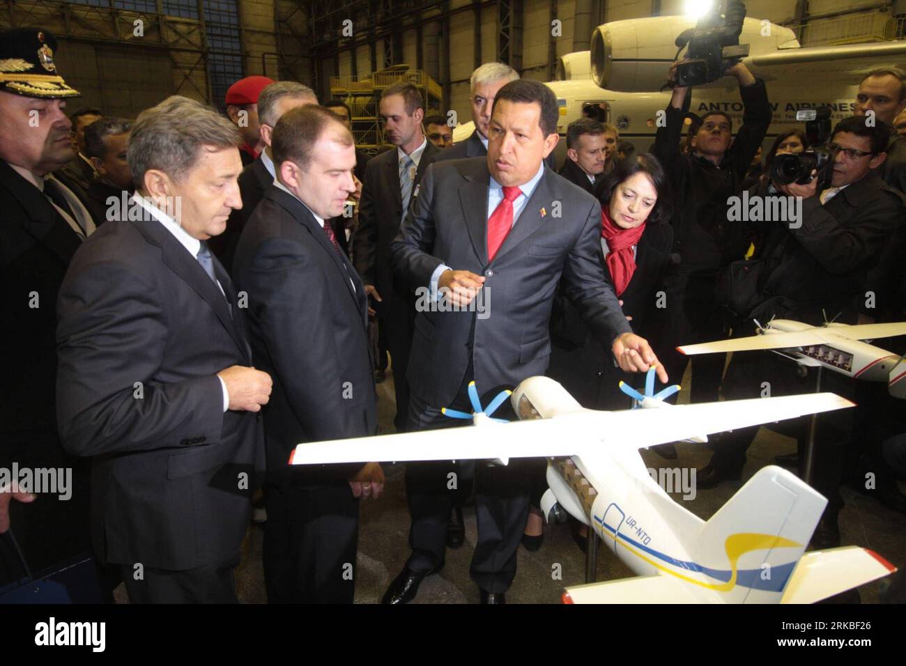 Bildnummer: 54548267  Datum: 18.10.2010  Copyright: imago/Xinhua (101020) -- KIEV, Oct. 20, 2010 (Xinhua) -- Venezuela s President Hugo Chavez (2nd R) visits the Antonov Aircraft Factory during his visit to Ukraine in Kiev, capital of Ukraine, Oct. 18, 2010. According to Chavez, Venezuela is interested in cooperation with Ukraine in the fields of energy, oil and gas, petrochemicals, agriculture, industry and education. (Xinhua/Sergei Starostenko) (zf) UKRAINE-VENEZUELA-DIPLOMACY-CHAVEZ-VISIT PUBLICATIONxNOTxINxCHN Politik People Premiumd kbdig xub 2010 quer     Bildnummer 54548267 Date 18 10 2 Stock Photo