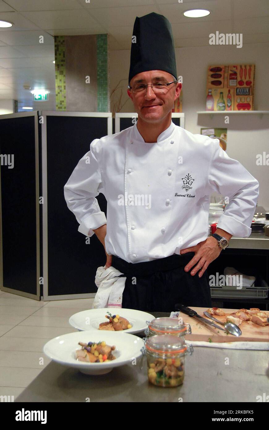 Bildnummer: 54551337  Datum: 20.10.2010  Copyright: imago/Xinhua (101020) -- PARIS, Oct. 20, 2010 (Xinhua) -- Starred chef Laurent Clement poses with his dish during the Who s the Chef? competition in the Market BHV in Paris, France, Oct. 20, 2010. The ordinary challenge the starred chef Laurent Clement with a dish of French cuisine in the competition, while the judges are chosen from the customers in the market. The overall winner will win a night for two at the Luxury Hotel and a gourmet meal at the restaurant of the hotel. (Xinhua/Zhang Yina) (zw) FRANCE-PARIS-WHO S THE CHEF PUBLICATIONxNOT Stock Photo