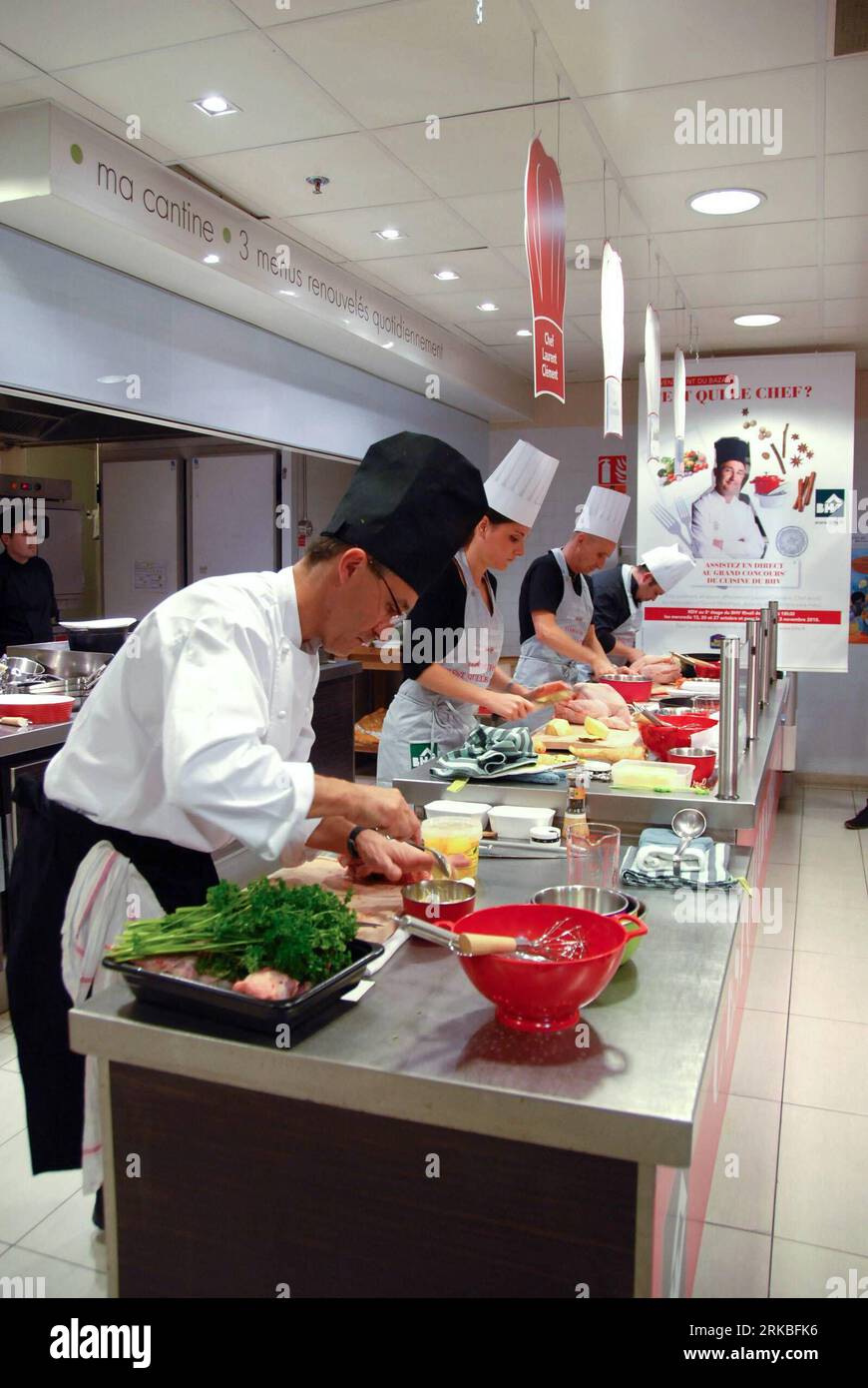 Bildnummer: 54551336  Datum: 20.10.2010  Copyright: imago/Xinhua (101020) -- PARIS, Oct. 20, 2010 (Xinhua) -- Starred chef Laurent Clement (L) and contestants compete in the Who s the Chef? competition in the Market BHV in Paris, France, Oct. 20, 2010. The ordinary challenge the starred chef Laurent Clement with a dish of French cuisine in the competition, while the judges are chosen from the customers in the market. The overall winner will win a night for two at the Luxury Hotel and a gourmet meal at the restaurant of the hotel. (Xinhua/Zhang Yina) (zw) FRANCE-PARIS-WHO S THE CHEF PUBLICATION Stock Photo