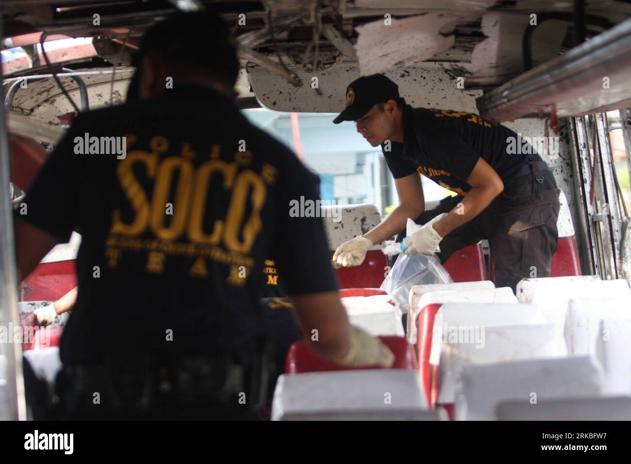 Bildnummer: 54553350  Datum: 21.10.2010  Copyright: imago/Xinhua (101021) -- MATALAM , Oct. 21, 2010 (Xinhua) -- Policemen investigate inside a bus in which an explosive device went off in Dalapitan, Matalam town in the province of North Cotabato, Philippines, Oct. 21, 2010. A bomb exploded inside a passenger bus Thursday in the southern Philippines, killing at least nine and injuring seven others. (Xinhua/Stringer) (zf) PHILIPPINES-MATALAM-BOMB EXPLOSION PUBLICATIONxNOTxINxCHN Gesellschaft Bombenanschlag Bus Attentat kbdig xsp 2010 quer     Bildnummer 54553350 Date 21 10 2010 Copyright Imago Stock Photo