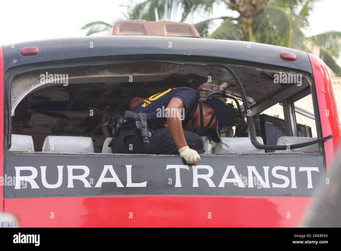Bildnummer: 54553353  Datum: 21.10.2010  Copyright: imago/Xinhua (101021) -- MATALAM , Oct. 21, 2010 (Xinhua) -- Policemen investigate inside a bus in which an explosive device went off in Dalapitan, Matalam town in the province of North Cotabato, Philippines, Oct. 21, 2010. A bomb exploded inside a passenger bus Thursday in the southern Philippines, killing at least nine and injuring seven others. (Xinhua/Stringer) (zf) PHILIPPINES-MATALAM-BOMB EXPLOSION PUBLICATIONxNOTxINxCHN Gesellschaft Bombenanschlag Bus Attentat kbdig xsp 2010 quer     Bildnummer 54553353 Date 21 10 2010 Copyright Imago Stock Photo