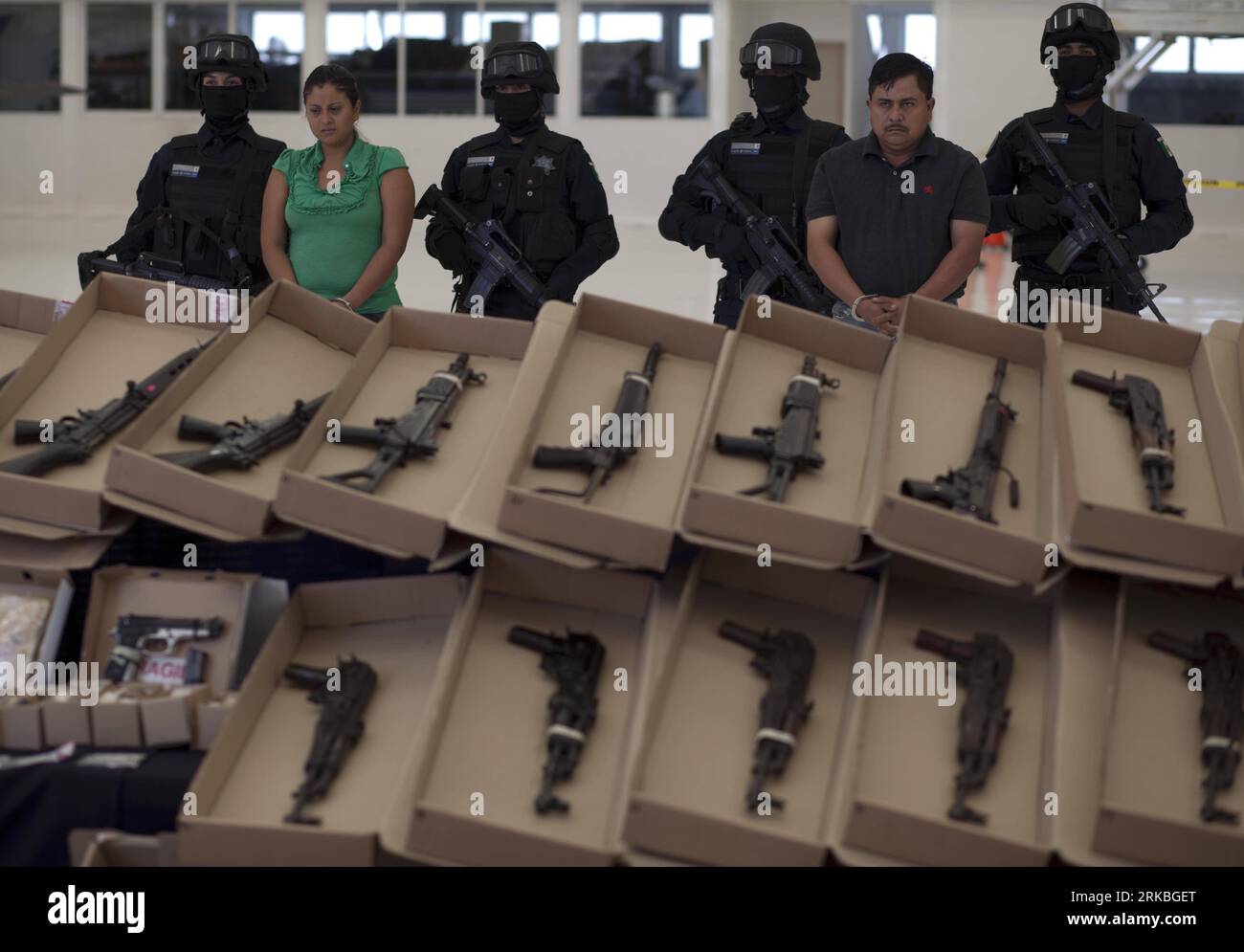 Bildnummer: 54558216  Datum: 22.10.2010  Copyright: imago/Xinhua (101022) -- MEXICO CITY, Oct. 22, 2010 (Xinhua) -- Federal police present Margarito Mendoza Lopez (2nd R) and Carmen Zuniga Arcia (2nd L), members of the drug cartel Los Zetas , to the press in Mexico City, on Oct. 22, 2010. Mexican police arrested Margarito Mendoza Lopez and Carmen Zuniga Arcia in Tabasco, south of Mexico, and seized 73 weapons, 2275 bullet cartridges and 2 kilograms of cocaine. (Xinhua/Jorge Dan Lopez) (zw) MEXICO-DRUG-CRIME-ARREST PUBLICATIONxNOTxINxCHN Gesellschaft Polizei Waffen Präsentation Mexiko kbdig xsp Stock Photo