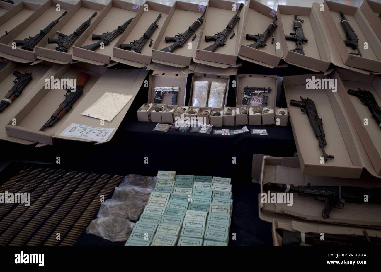 Bildnummer: 54558215  Datum: 22.10.2010  Copyright: imago/Xinhua (101022) -- MEXICO CITY, Oct. 22, 2010 (Xinhua) -- Weapons and drugs seized from two members of the drug cartel Los Zetas are shown to the press in Mexico City, on Oct. 22, 2010. Mexican police arrested Margarito Mendoza Lopez and Carmen Zuniga Arcia, members of the drug cartel the Los Zetas in Tabasco, south of Mexico, and seized 73 weapons, 2275 bullet cartridges and 2 kilograms of cocaine. (Xinhua/Jorge Dan Lopez) (zw) MEXICO-DRUG-CRIME-ARREST PUBLICATIONxNOTxINxCHN Gesellschaft Polizei Waffen Präsentation Mexiko kbdig xsp 201 Stock Photo