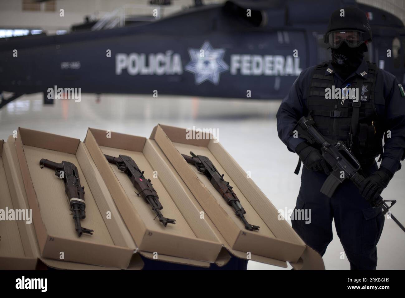 Bildnummer: 54558214  Datum: 22.10.2010  Copyright: imago/Xinhua (101022) -- MEXICO CITY, Oct. 22, 2010 (Xinhua) -- A policeman stands guard as some of the weapons seized from two members of the drug cartel Los Zetas are shown to the press in Mexico City, on Oct. 22, 2010. Mexican police arrested Margarito Mendoza Lopez and Carmen Zuniga Arcia, members of the drug cartel the Los Zetas in Tabasco, south of Mexico, and seized 73 weapons, 2275 bullet cartridges and 2 kilograms of cocaine. (Xinhua/Jorge Dan Lopez) (zw) MEXICO-DRUG-CRIME-ARREST PUBLICATIONxNOTxINxCHN Gesellschaft Polizei Waffen Prä Stock Photo