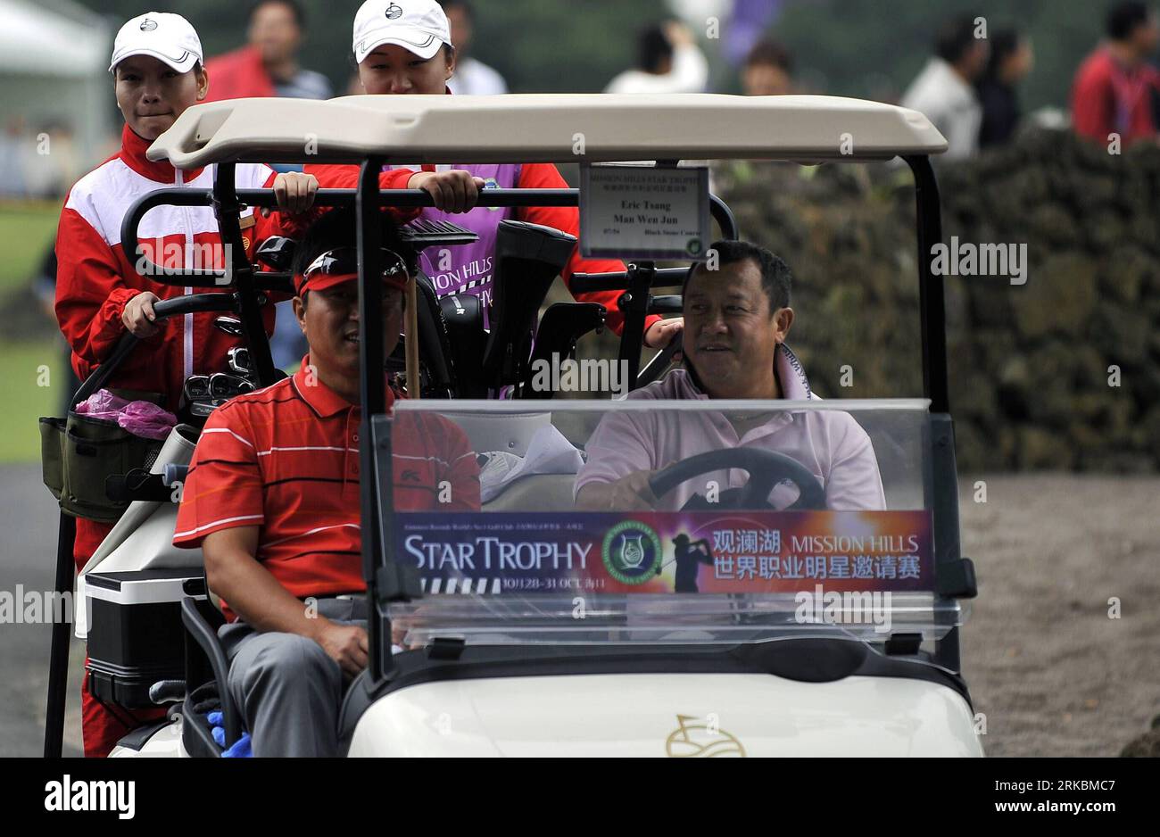 Bildnummer: 54577301  Datum: 28.10.2010  Copyright: imago/Xinhua (101028) -- HAIKOU, Oct. 28, 2010 (Xinhua) -- Chinese Hong Kong actor Eric Tsang (front, R) drives to the green during the Mission Hills Star Trophy in Haikou, south China s Hainan Province, Oct. 28, 2010. Eric Tsang and US professional golfer Rosie Jones finished first at 11-under 73 for the tournament. The Mission Hills Star Trophy is held between Oct. 28 and Oct. 31. (Xinhua/Guo Cheng)(dx) (1)CHINA-HAINAN-GOLF-STAR TROPHY(CN) PUBLICATIONxNOTxINxCHN People FIlm Entertainment Golfturnier premiumd kbdig xsk 2010 quer     Bildnumm Stock Photo