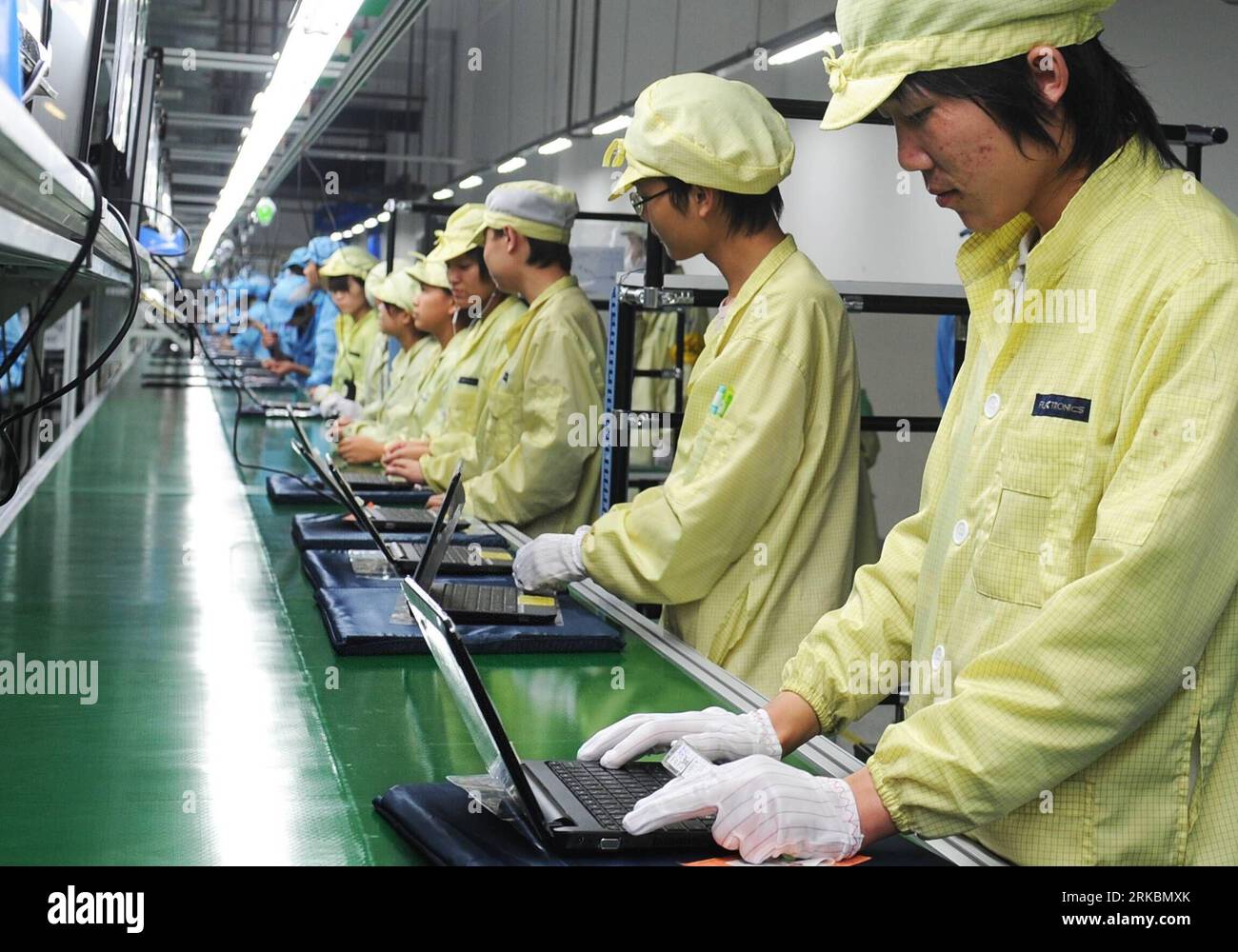 Bildnummer: 54580699  Datum: 14.10.2010  Copyright: imago/Xinhua (101029) -- SUZHOU, Oct. 29, 2010 (Xinhua) -- File photo taken on Oct. 14, 2010 shows Chinese workers working on an laptop assembly line in Suzhou, east China s Jiangsu Province.     (Xinhua/Chen Qi) (cxy) CHINA-CHINESE WORKERS (CN) PUBLICATIONxNOTxINxCHN Wirtschaft kbdig xsk 2010 quer o0 Fertigung Fließband Arbeitswelten Computer Fliessbandarbeiter    Bildnummer 54580699 Date 14 10 2010 Copyright Imago XINHUA  Suzhou OCT 29 2010 XINHUA File Photo Taken ON OCT 14 2010 Shows Chinese Workers Working ON to Laptop Assembly Line in Su Stock Photo