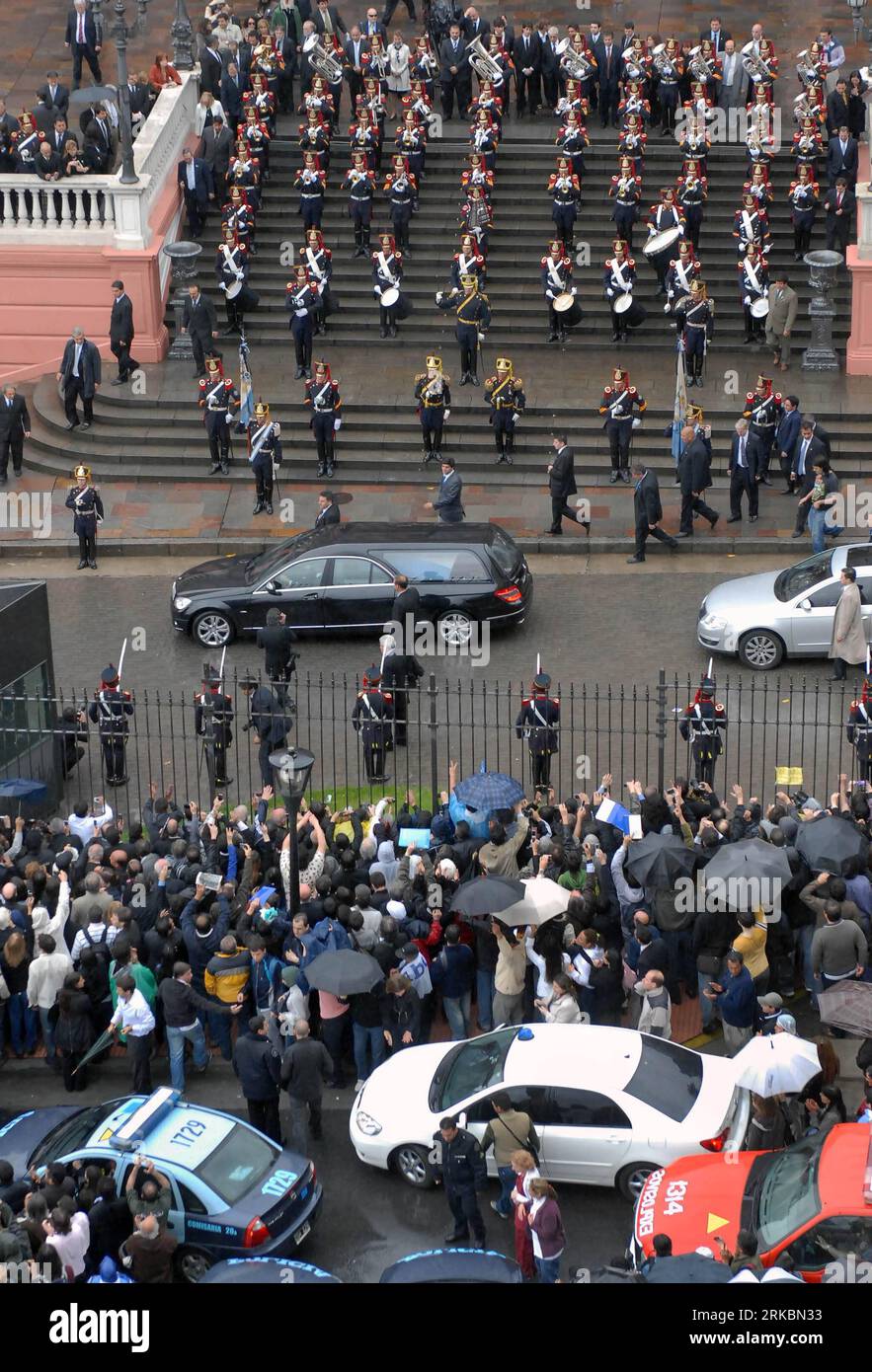 Bildnummer: 54585402  Datum: 29.10.2010  Copyright: imago/Xinhua (101029) --  BUENOS AIRES, Oct. 29, 2010 (Xinhua) -- pay respect to the hearse which carries the remains of former Argentine President Nestor Kirchner from the Casa Rosada Presidential Palace to a local airport for a flight to his home El Calafate, Province of Santa Cruz, where he will be buried in his family cemetery, Oct. 29, 2010. (Xinhua/Leonardo Zavattaro/Telam) ARGENTINA-BUENOS AIRES-KIRCHNER-FUNERAL PUBLICATIONxNOTxINxCHN People Politik Beerdigung Trauer Kirchner premiumd kbdig xcb 2010 hoch o0 Totale    Bildnummer 5458540 Stock Photo