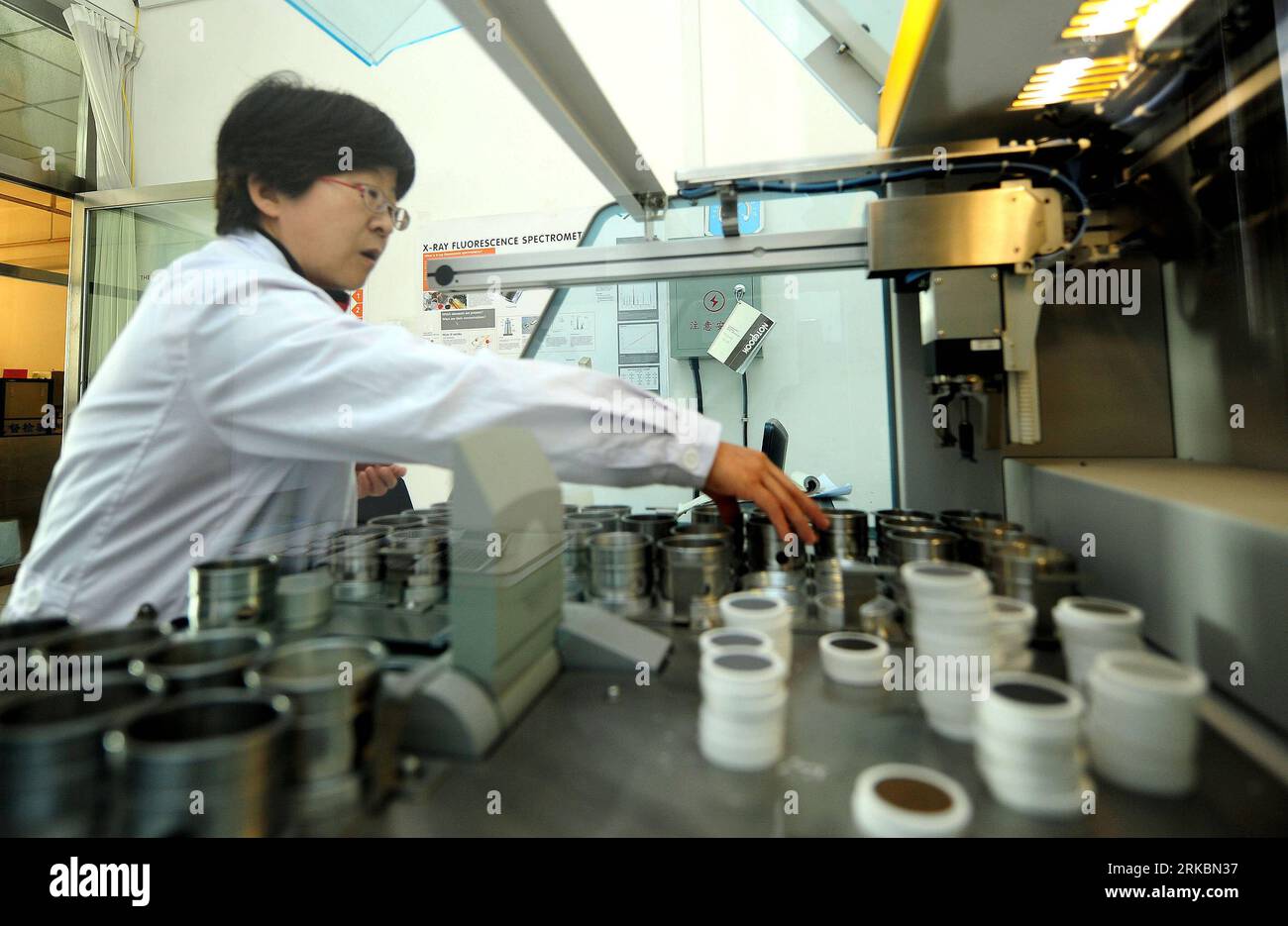 Earth samples hi-res stock photography and images - Alamy