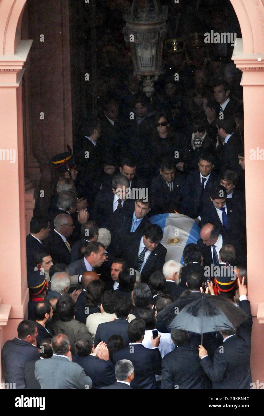 Bildnummer: 54585403  Datum: 29.10.2010  Copyright: imago/Xinhua (101029) --  BUENOS AIRES, Oct. 29, 2010 (Xinhua) --  The coffin of former Argentine President Nestor Kirchner is carried onto the hearse which will carry his remains from the Casa Rosada Presidential Palace to a local airport for a flight to his home El Calafate, province of Santa Cruz, where he will be buried in his family cemetery, Oct. 29, 2010. (Xinhua/Leonardo Zavattaro/Telam) ARGENTINA-BUENOS AIRES-KIRCHNER-FUNERAL PUBLICATIONxNOTxINxCHN People Politik Beerdigung Trauer Kirchner premiumd kbdig xcb 2010 hoch o0 Sarg    Bild Stock Photo