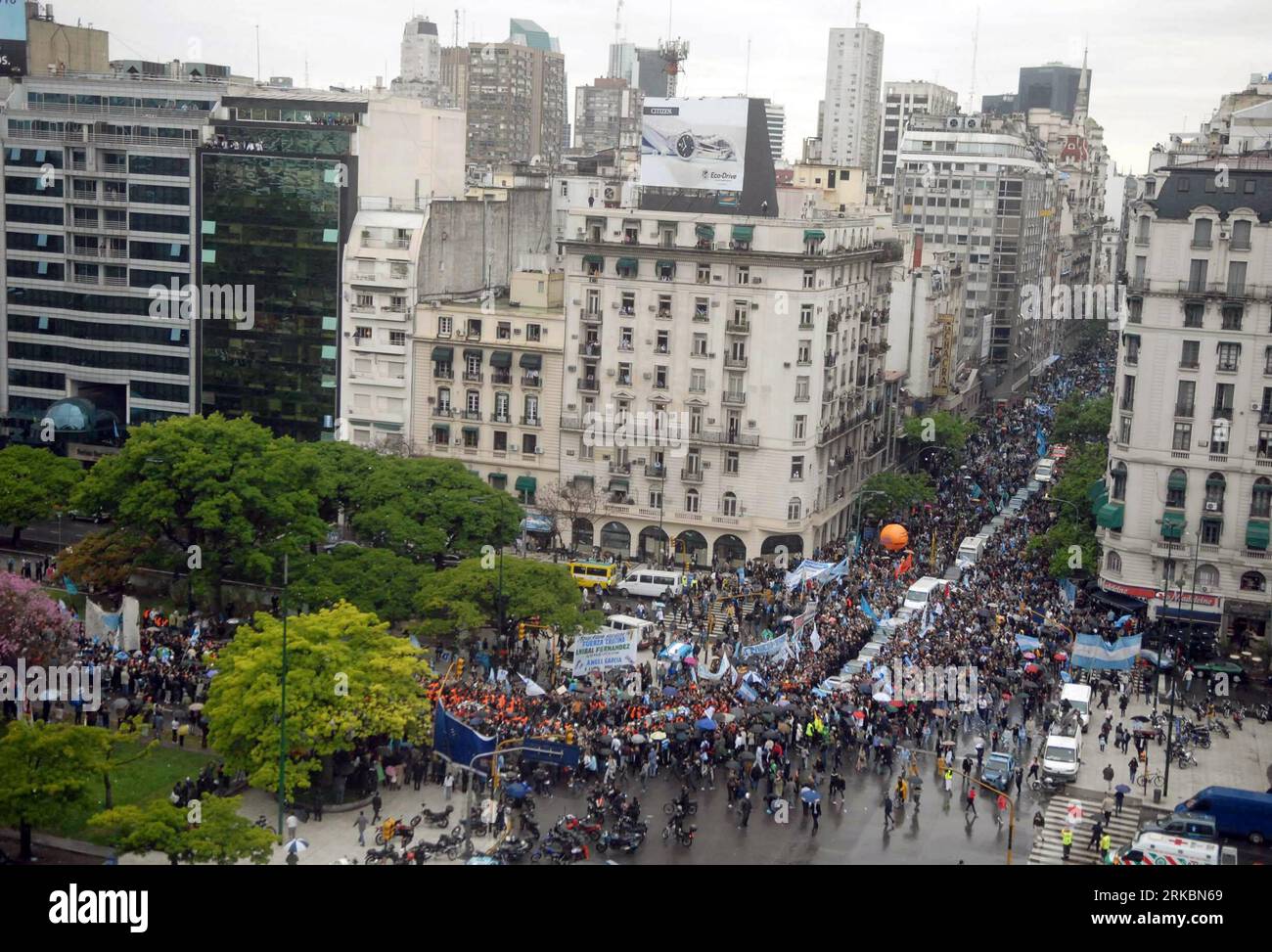 Bildnummer: 54585411  Datum: 29.10.2010  Copyright: imago/Xinhua (101029) --  BUENOS AIRES, Oct. 29, 2010 (Xinhua) -- pay respect to the hearse which carries the remains of former Argentine President Nestor Kirchner from the Casa Rosada Presidential Palace to a local airport for a flight to his home El Calafate, Province of Santa Cruz, where he will be buried in his family cemetery, Oct. 29, 2010. (Xinhua/Daniel Luna/Telam) ARGENTINA-BUENOS AIRES-KIRCHNER-FUNERAL PUBLICATIONxNOTxINxCHN People Politik Beerdigung Trauer Kirchner premiumd kbdig xcb 2010 quer o0 Totale    Bildnummer 54585411 Date Stock Photo