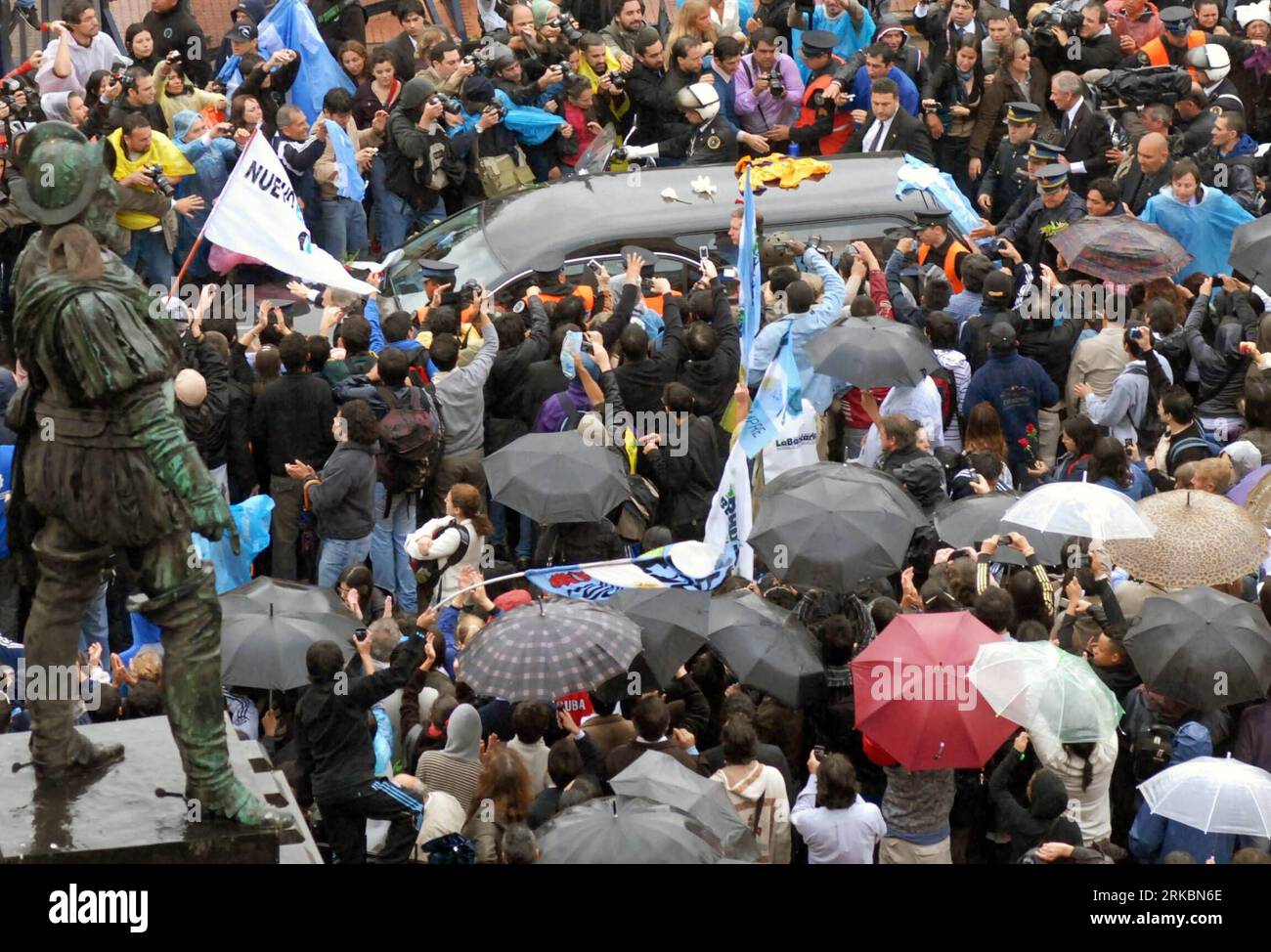 Bildnummer: 54585407  Datum: 29.10.2010  Copyright: imago/Xinhua (101029) --  BUENOS AIRES, Oct. 29, 2010 (Xinhua) -- pay respect to the hearse which carries the remains of former Argentine President Nestor Kirchner from the Casa Rosada Presidential Palace to a local airport for a flight to his home El Calafate, Province of Santa Cruz, where he will be buried in his family cemetery, Oct. 29, 2010. (Xinhua/Leonardo Zavattaro/Telam) ARGENTINA-BUENOS AIRES-KIRCHNER-FUNERAL PUBLICATIONxNOTxINxCHN People Politik Beerdigung Trauer Kirchner premiumd kbdig xcb 2010 quer    Bildnummer 54585407 Date 29 Stock Photo