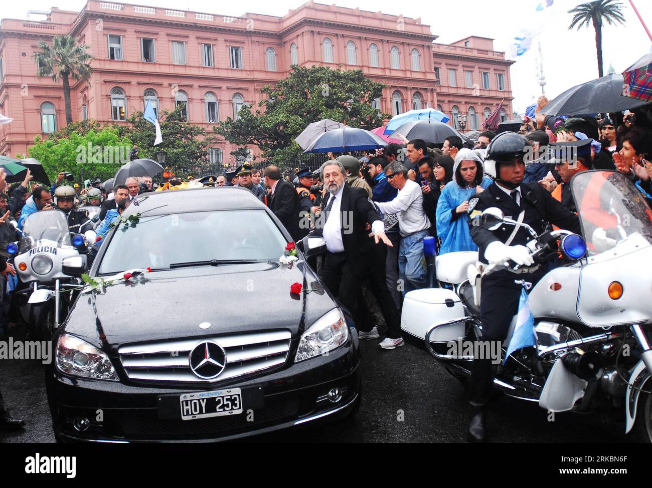 Bildnummer: 54585410  Datum: 29.10.2010  Copyright: imago/Xinhua (101029) --  BUENOS AIRES, Oct. 29, 2010 (Xinhua) -- pay respect to the hearse which carries the remains of former Argentine President Nestor Kirchner from the Casa Rosada Presidential Palace to a local airport for a flight to his home El Calafate, Province of Santa Cruz, where he will be buried in his family cemetery, Oct. 29, 2010. (Xinhua/Luciano Thieberger) ARGENTINA-BUENOS AIRES-KIRCHNER-FUNERAL PUBLICATIONxNOTxINxCHN People Politik Beerdigung Trauer Kirchner premiumd kbdig xcb 2010 quer    Bildnummer 54585410 Date 29 10 201 Stock Photo