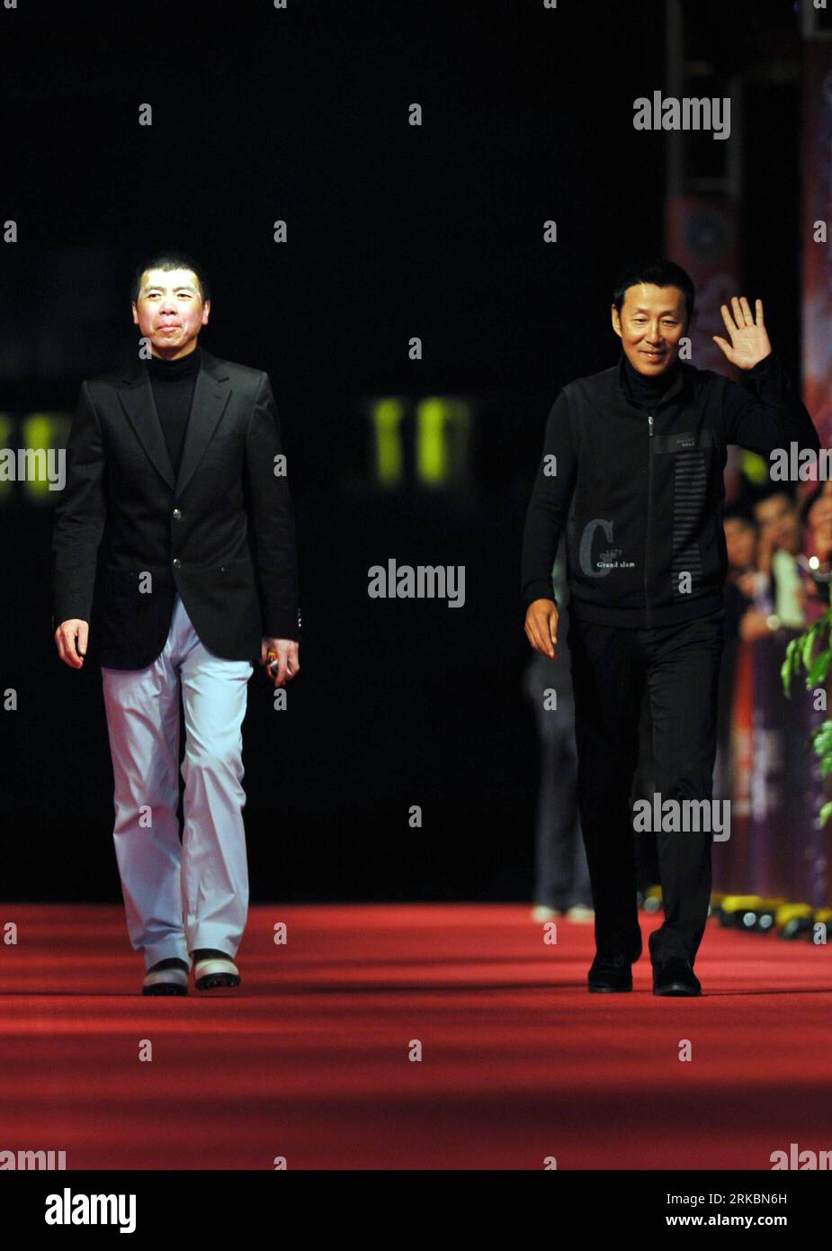 Bildnummer: 54585742  Datum: 29.10.2010  Copyright: imago/Xinhua (101029) -- HAIKOU, Oct. 29, 2010 (Xinhua) -- Chinese director Feng Xiaogang (L) and actor Chen Daoming walk on the red carpet at a charity banquet during the Mission Hills Star Trophy in Haikou, capital of south China s Hainan Province, Oct. 29, 2010. The Mission Hills Star Trophy is held between Oct. 28 and Oct. 31. (Xinhua/Guo Cheng) CHINA-HAINAN-GOLF-STAR TROPHY(CN) PUBLICATIONxNOTxINxCHN Entertainment People Film kbdig xcb 2010 hoch     Bildnummer 54585742 Date 29 10 2010 Copyright Imago XINHUA  Haikou OCT 29 2010 XINHUA Chi Stock Photo