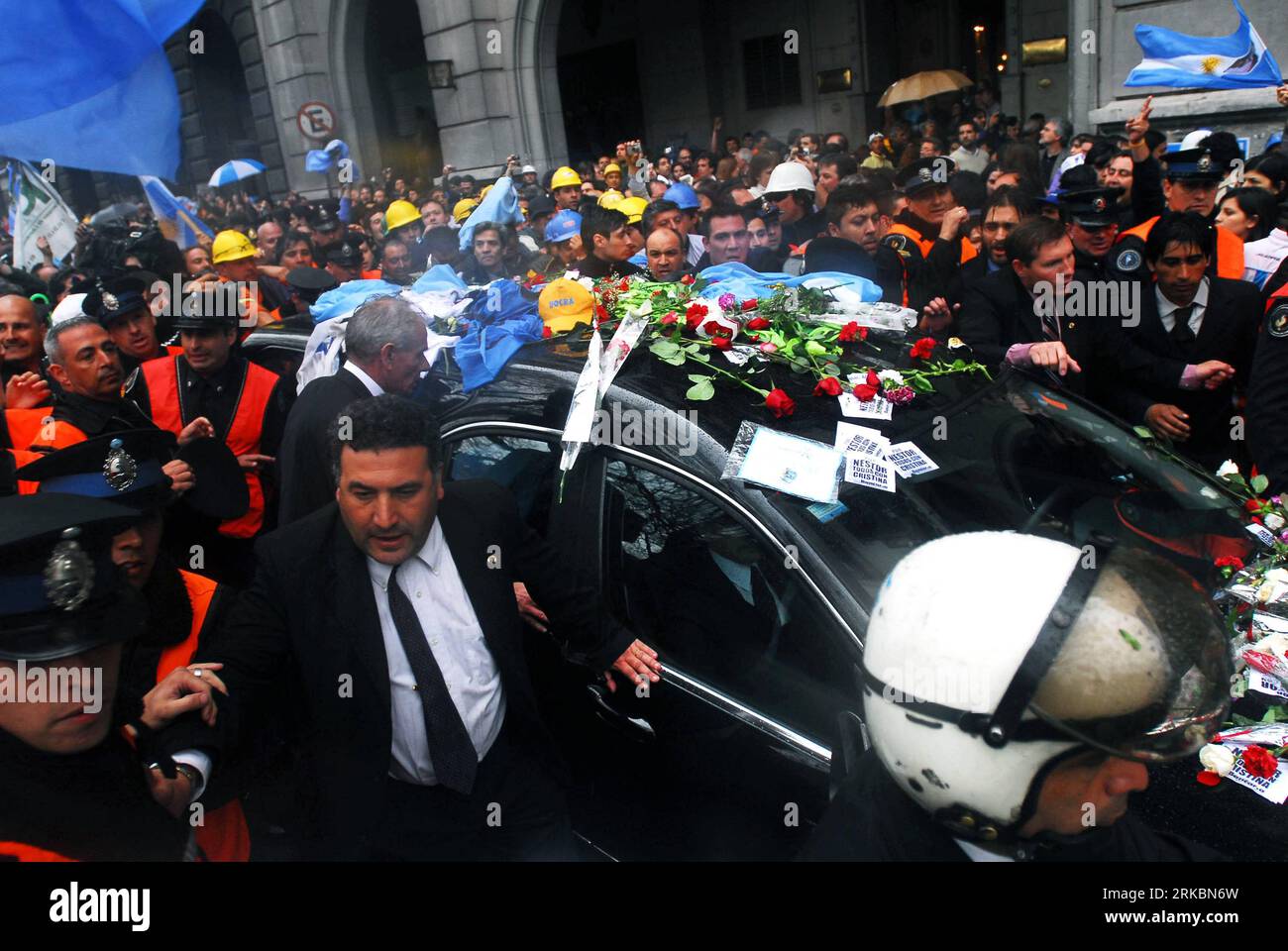 Bildnummer: 54585404  Datum: 29.10.2010  Copyright: imago/Xinhua (101029) --  BUENOS AIRES, Oct. 29, 2010 (Xinhua) -- pay respect to the hearse which carries the remains of former Argentine President Nestor Kirchner from the Casa Rosada Presidential Palace to a local airport for a flight to his home El Calafate, Province of Santa Cruz, where he will be buried in his family cemetery, Oct. 29, 2010. (Xinhua/Luciano Thieberger) ARGENTINA-BUENOS AIRES-KIRCHNER-FUNERAL PUBLICATIONxNOTxINxCHN People Politik Beerdigung Trauer Kirchner premiumd kbdig xcb 2010 quer    Bildnummer 54585404 Date 29 10 201 Stock Photo