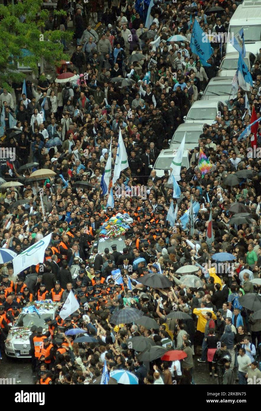 Bildnummer: 54585409  Datum: 29.10.2010  Copyright: imago/Xinhua (101029) --  BUENOS AIRES, Oct. 29, 2010 (Xinhua) -- pay respect to the hearse which carries the remains of former Argentine President Nestor Kirchner from the Casa Rosada Presidential Palace to a local airport for a flight to his home El Calafate, Province of Santa Cruz, where he will be buried in his family cemetery, Oct. 29, 2010. (Xinhua/Daniel Luna/Telam) ARGENTINA-BUENOS AIRES-KIRCHNER-FUNERAL PUBLICATIONxNOTxINxCHN People Politik Beerdigung Trauer Kirchner premiumd kbdig xcb 2010 hoch o0 Totale    Bildnummer 54585409 Date Stock Photo