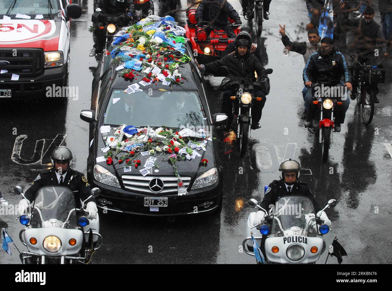 Bildnummer: 54585406  Datum: 29.10.2010  Copyright: imago/Xinhua (101029) --  BUENOS AIRES, Oct. 29, 2010 (Xinhua) -- Police escort the hearse which carries the remains of former Argentine President Nestor Kirchner from the Casa Rosada Presidential Palace to a local airport for a flight to his home El Calafate, Province of Santa Cruz, where he will be buried in his family cemetery, Oct. 29, 2010. (Xinhua/Luciano Thieberger) ARGENTINA-BUENOS AIRES-KIRCHNER-FUNERAL PUBLICATIONxNOTxINxCHN People Politik Beerdigung Trauer Kirchner premiumd kbdig xcb 2010 quer    Bildnummer 54585406 Date 29 10 2010 Stock Photo