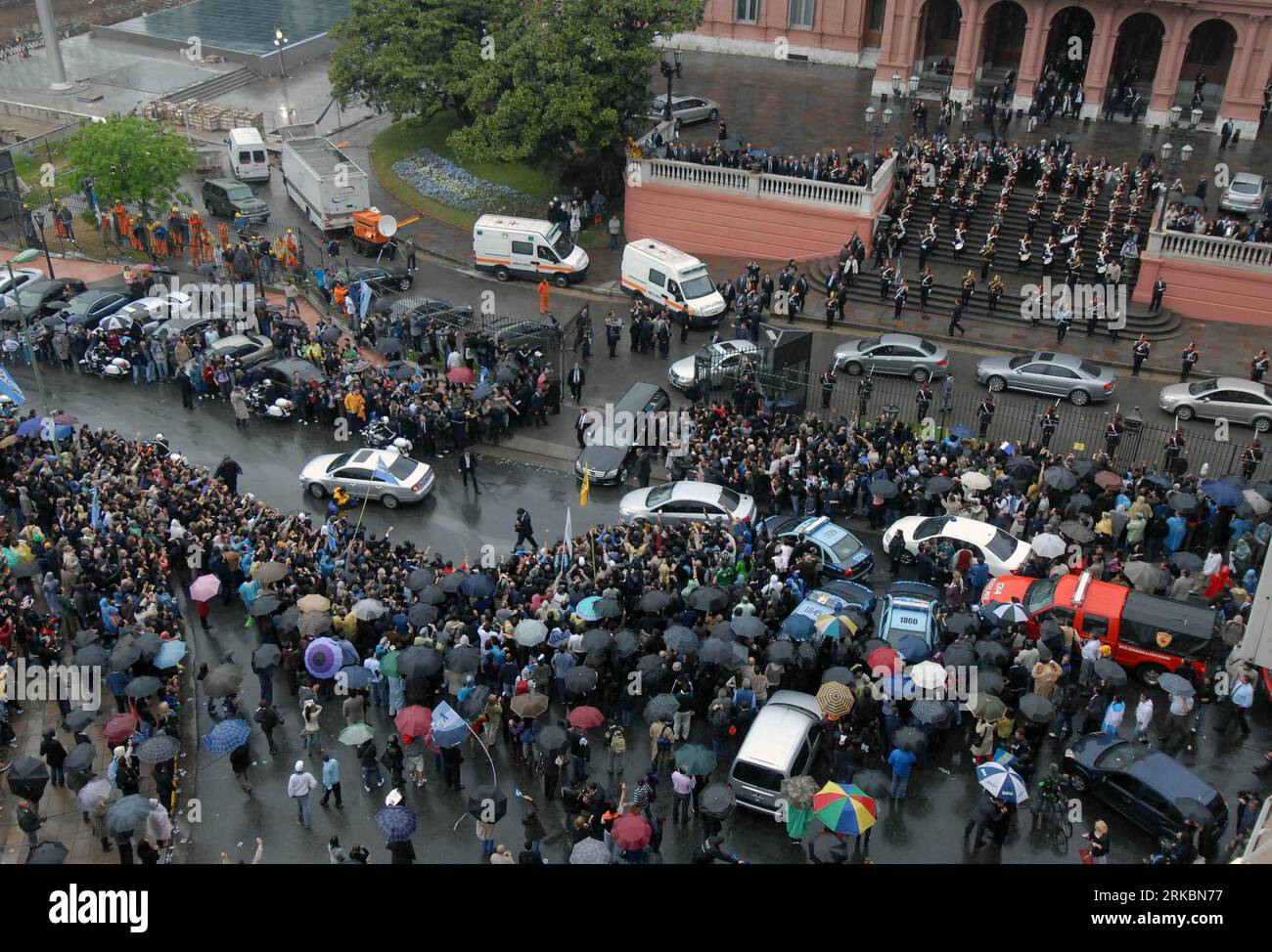 Bildnummer: 54585408  Datum: 29.10.2010  Copyright: imago/Xinhua (101029) --  BUENOS AIRES, Oct. 29, 2010 (Xinhua) -- pay respect to the hearse which carries the remains of former Argentine President Nestor Kirchner from the Casa Rosada Presidential Palace to a local airport for a flight to his home El Calafate, Province of Santa Cruz, where he will be buried in his family cemetery, Oct. 29, 2010 (Xinhua/Leonardo Zavattaro/Telam) ARGENTINA-BUENOS AIRES-KIRCHNER-FUNERAL PUBLICATIONxNOTxINxCHN People Politik Beerdigung Trauer Kirchner premiumd kbdig xcb 2010 quer o0 Totale    Bildnummer 54585408 Stock Photo
