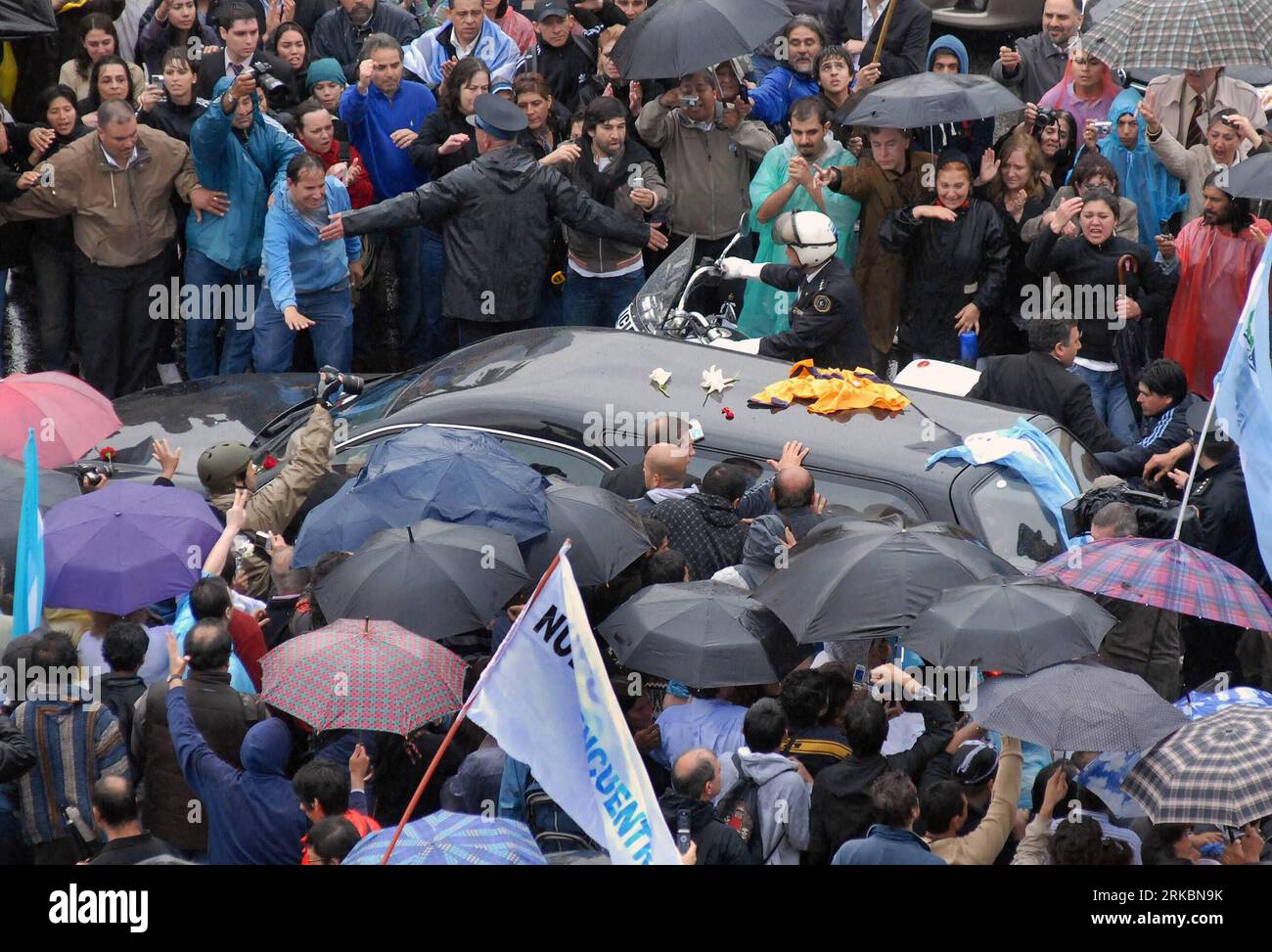 Bildnummer: 54585405  Datum: 29.10.2010  Copyright: imago/Xinhua (101029) --  BUENOS AIRES, Oct. 29, 2010 (Xinhua) -- pay respect to the hearse which carries the remains of former Argentine President Nestor Kirchner from the Casa Rosada Presidential Palace to a local airport for a flight to his home El Calafate, Province of Santa Cruz, where he will be buried in his family cemetery, Oct. 29, 2010. (Xinhua/Leonardo Zavattaro/Telam) ARGENTINA-BUENOS AIRES-KIRCHNER-FUNERAL PUBLICATIONxNOTxINxCHN People Politik Beerdigung Trauer Kirchner premiumd kbdig xcb 2010 quer    Bildnummer 54585405 Date 29 Stock Photo