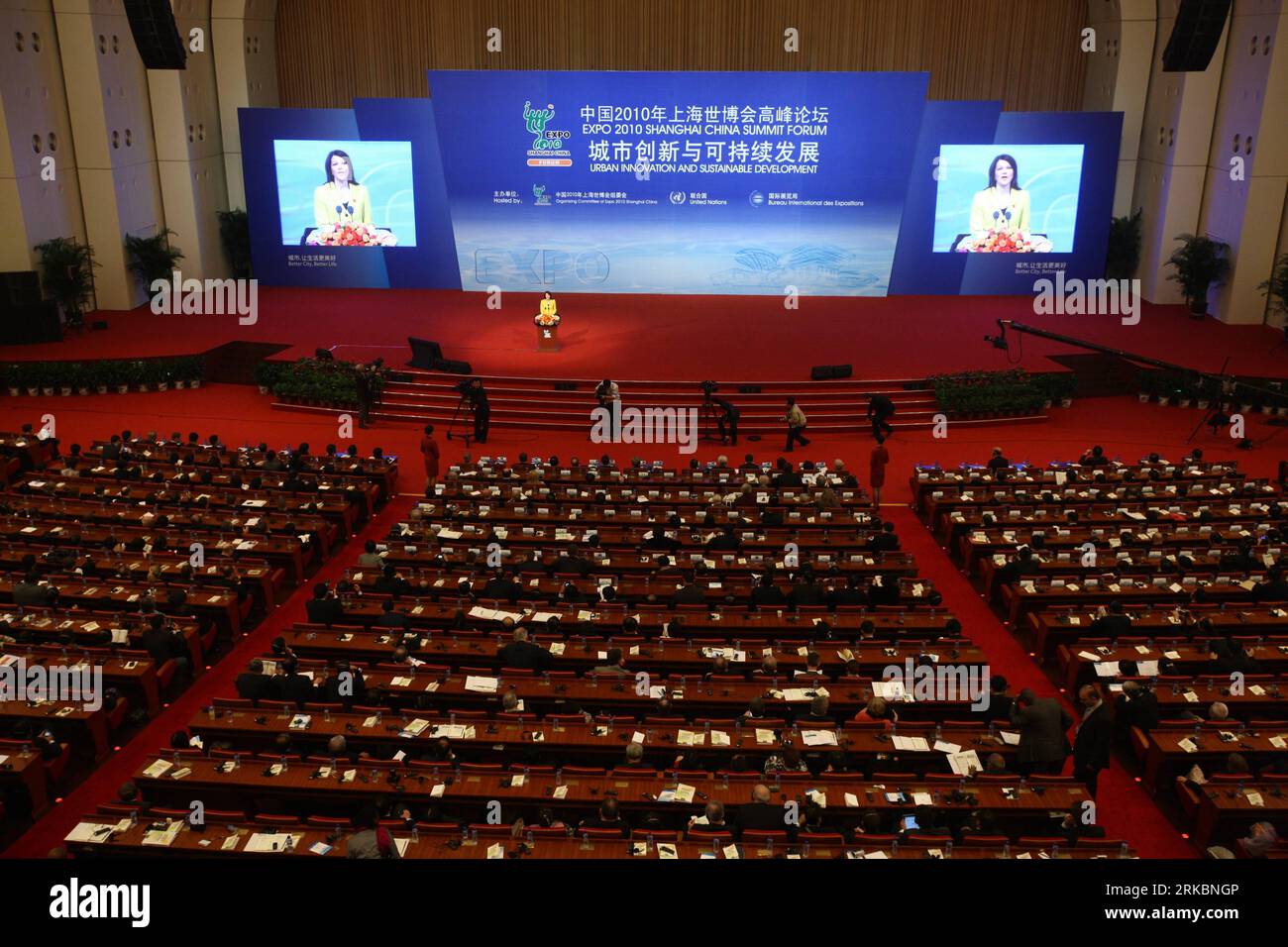 Bildnummer: 54586554  Datum: 31.10.2010  Copyright: imago/Xinhua (101031) -- SHANGHAI, Oct. 31, 2010 (Xinhua) -- Finnish Prime Minister Mari Kiviniemi gives a keynote speech at the opening plenary of the Expo 2010 Shanghai China Summit Forum held in Shanghai, east China, Oct. 31, 2010. The Shanghai World Expo 2010 is set to be closed later here Sunday. (Xinhua/Pei Xin) (wxy) WORLD EXPO-SHANGHAI-SUMMIT FORUM-PLENARY (CN) PUBLICATIONxNOTxINxCHN EXPO Gipfeltreffen Schluss Schliessung Konferenz Forum kbdig xsp 2010 quer  o0 Totale, Weltausstellung, People, Politik    Bildnummer 54586554 Date 31 10 Stock Photo