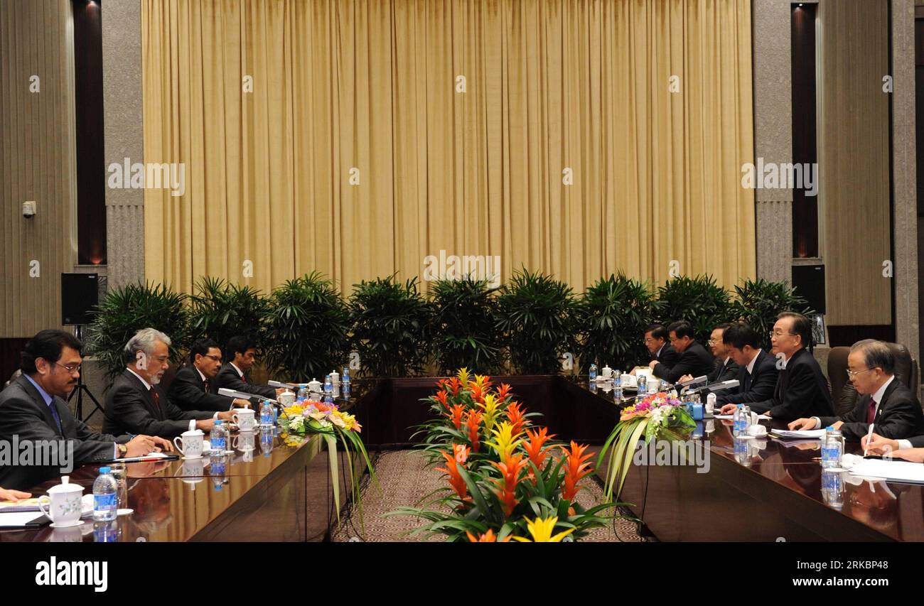 Bildnummer: 54588674  Datum: 31.10.2010  Copyright: imago/Xinhua SHANGHAI, Oct. 31, 2010 (Xinhua) -- Chinese Premier Wen Jiabao (2nd, R) meets with Timor Leste Prime Minister Xanana Gusmao (2nd, L), a participant of the closing ceremony of the Shanghai World Expo in Shanghai, east China, Oct. 31, 2010. (Xinhua/Rao Aimin) (zhs) WORLD EXPO-SHANGHAI-WEN JIABAO-TIMOR LESTE-PM-MEETING (CN) PUBLICATIONxNOTxINxCHN People Politik Wirtschaft EXPO Schluss Schliessung Abschlussveranstaltung Shanghai Gipfeltreffen kbdig xdp 2010 quer    Bildnummer 54588674 Date 31 10 2010 Copyright Imago XINHUA Shanghai O Stock Photo