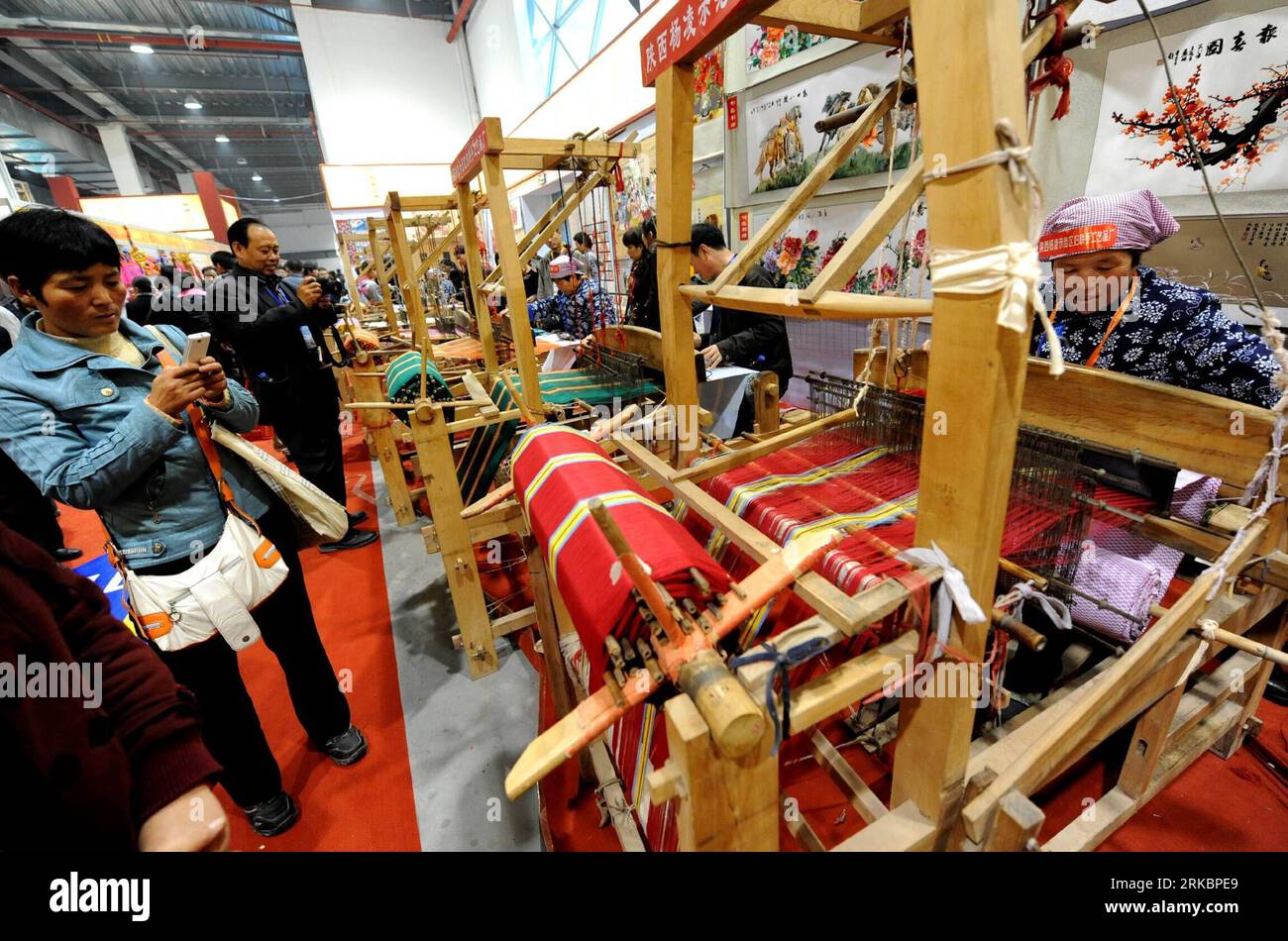 Bildnummer: 54591415  Datum: 02.11.2010  Copyright: imago/Xinhua (101102) -- YANGLING, Nov. 2, 2010 (Xinhua) -- Craftswomen demonstrate hand weaving at an agricultural exhibition in Yangling, northwest China s Shaanxi Province, Nov. 2, 2010. The traditional hand weaving originated in Shaanxi has a history of thousands years, and the industry is reviving in Shaanxi as the textiles win popularity among buyers for bright colors and the organic quality. (Xinhua/Liu Xiao) (zhs) CHINA-SHAANXI-HANDWEAVING (CN) PUBLICATIONxNOTxINxCHN Gesellschaft Arbeitswelten Frauen Weben Weberei Handwerk Webstuhl kb Stock Photo