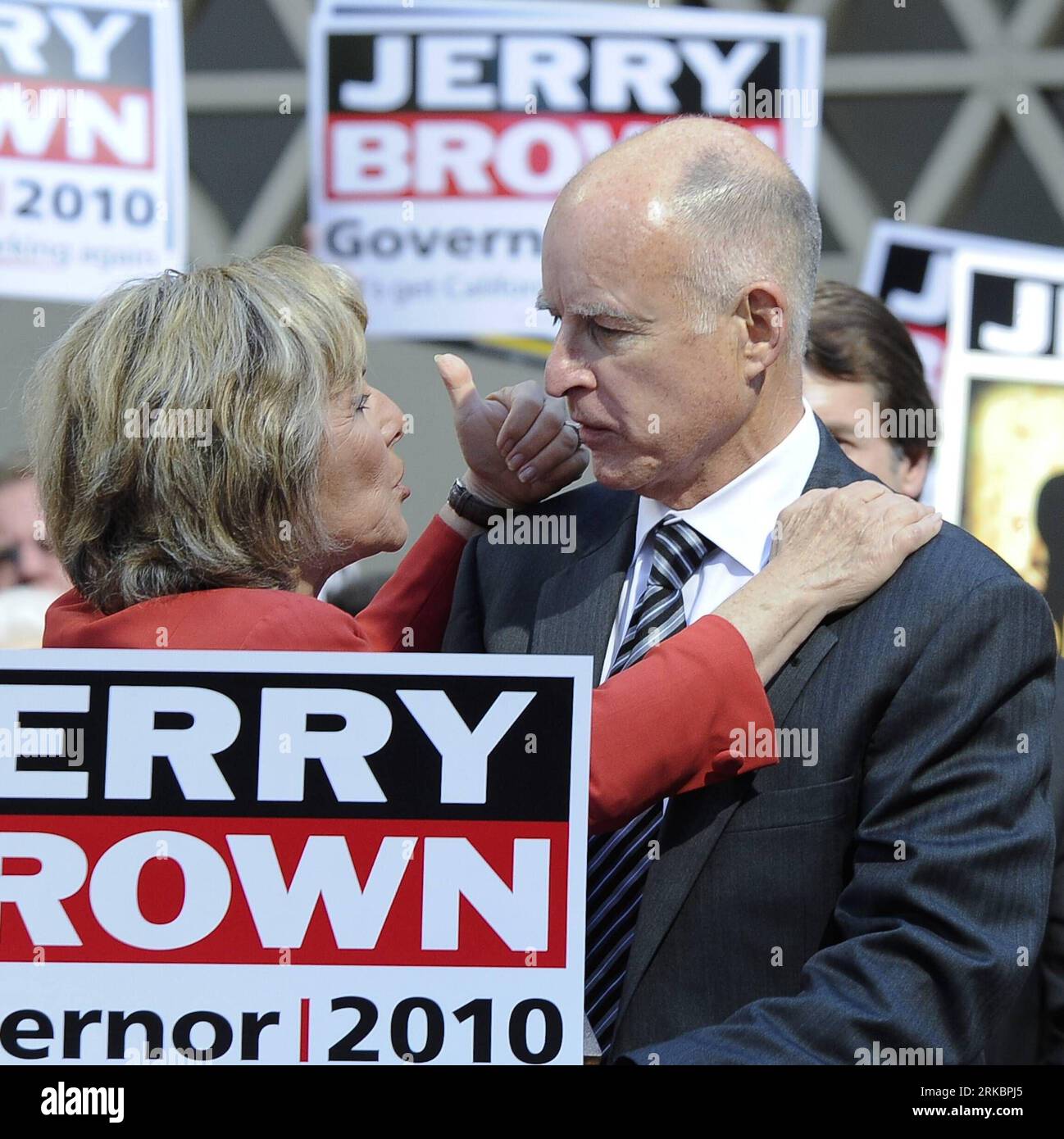 Bildnummer: 54591469  Datum: 01.11.2010  Copyright: imago/Xinhua (101101) -- LOS ANGELES, Nov. 1, 2010 (Xinhua) -- Democratic Senator Barbara Boxer (L), who is running for re-election, and California Democratic gubernatorial candidate Jerry Brown attend a campaign rally to make the final push for the Nov. 2 midterm elections, in Los Angeles, the United States, Nov. 1, 2010. (Xinhua/Qi Heng) (zw) U.S.-LOS ANGELES-MIDTERM ELECTIONS-CAMPAIGN PUBLICATIONxNOTxINxCHN Politik USA People Wahl Wahlkampf Zwischenwahl Kongresswahl kbdig xub 2010 quadrat premiumd     Bildnummer 54591469 Date 01 11 2010 Co Stock Photo