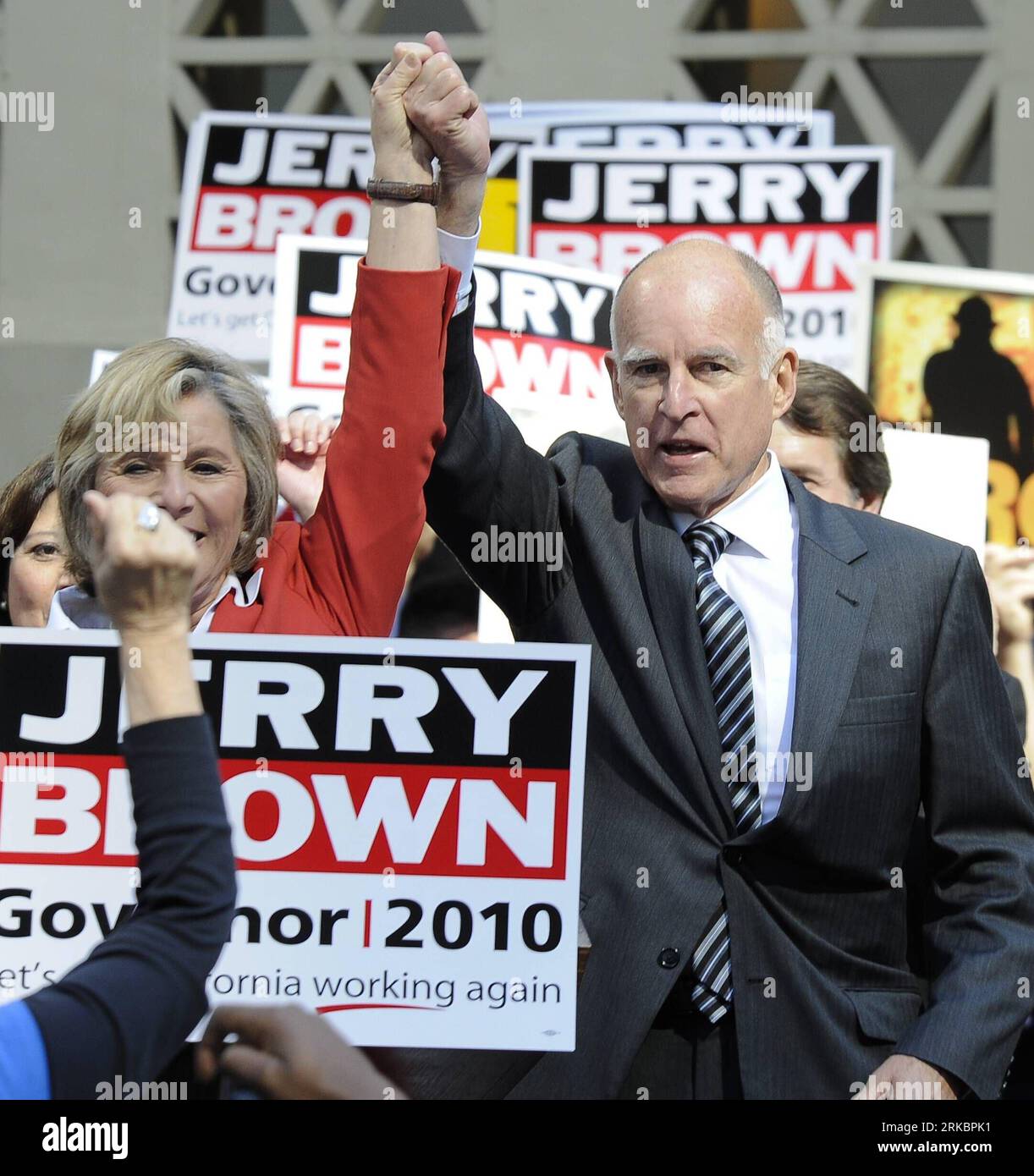 Bildnummer: 54591468  Datum: 01.11.2010  Copyright: imago/Xinhua (101101) -- LOS ANGELES, Nov. 1, 2010 (Xinhua) -- Democratic Senator Barbara Boxer (L), who is running for re-election, and California Democratic gubernatorial candidate Jerry Brown attend a campaign rally to make the final push for the Nov. 2 midterm elections, in Los Angeles, the United States, Nov. 1, 2010. (Xinhua/Qi Heng) (zw) U.S.-LOS ANGELES-MIDTERM ELECTIONS-CAMPAIGN PUBLICATIONxNOTxINxCHN Politik USA People Wahl Wahlkampf Zwischenwahl Kongresswahl kbdig xub 2010 quadrat premiumd     Bildnummer 54591468 Date 01 11 2010 Co Stock Photo