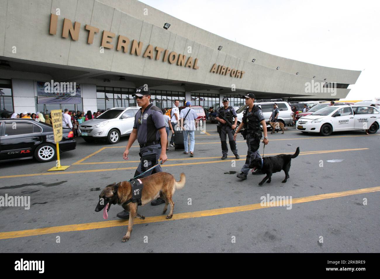 Bildnummer: 54600788  Datum: 03.11.2010  Copyright: imago/Xinhua MANILA, Nov. 3, 2010 (Xinhua) -- Members of the K-9 Unit of the airport police guard around to check the security of passengers at the Ninoy Aquino International Airport in Pasay City, Philippines, Nov. 3, 2010. The Philippine National Police and the Armed Forces of the Philippines are on heightened alert after Australia and the United Kingdom released a travel advisory on the Philippines due to an imminent terrorist attack on areas frequented by foreigners and tourists in the country. (Xinhua/Rouelle Umali) (yc) PHILIPPINES-AIRP Stock Photo