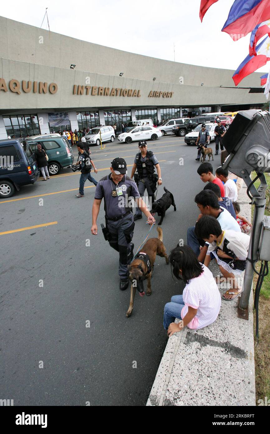 Bildnummer: 54600787  Datum: 03.11.2010  Copyright: imago/Xinhua MANILA, Nov. 3, 2010 (Xinhua) -- Members of the K-9 Unit of the airport police guard around to check the security of passengers at the Ninoy Aquino International Airport in Pasay City, Philippines, Nov. 3, 2010. The Philippine National Police and the Armed Forces of the Philippines are on heightened alert after Australia and the United Kingdom released a travel advisory on the Philippines due to an imminent terrorist attack on areas frequented by foreigners and tourists in the country. (Xinhua/Rouelle Umali) (yc) PHILIPPINES-AIRP Stock Photo