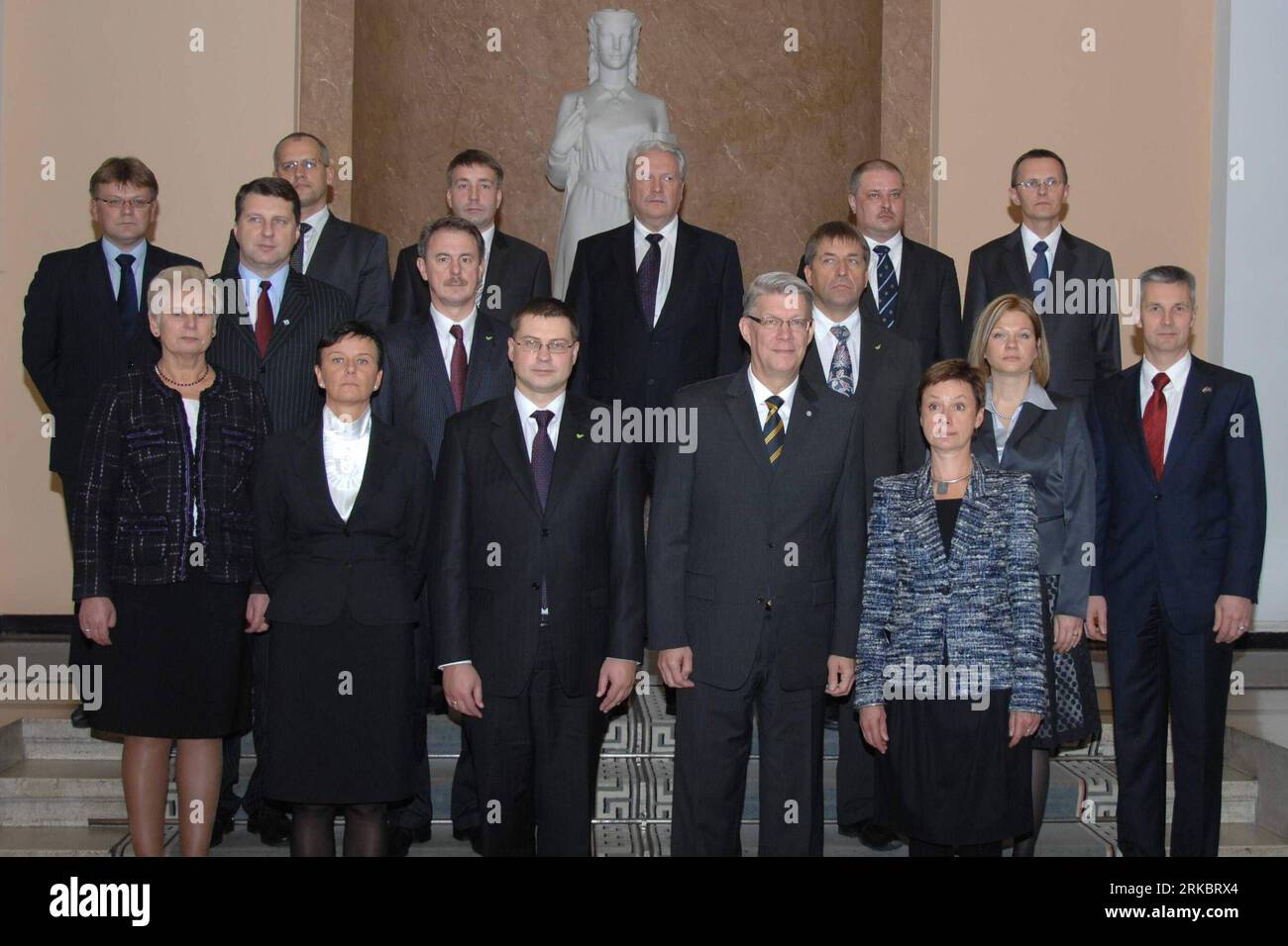 Bildnummer: 54602301  Datum: 03.11.2010  Copyright: imago/Xinhua (101103) -- RIGA, Nov. 3, 2010 (Xinhua) -- Latvian President Valdis Zatlers (2nd R Front) poses with Prime Minister Valdis Dombrovskis (2nd L Front) and new government ministers after the Parliament formally approved the new government in Riga, Latvia, Nov. 3, 2010. (Xinhua/Yang Dehong) (zw) LATVIA-RIGA-GOVERNMENT PUBLICATIONxNOTxINxCHN People Politik Regierung kbdig xsk 2010 quer Highlight  o0 Totale, Kabinett    Bildnummer 54602301 Date 03 11 2010 Copyright Imago XINHUA  Riga Nov 3 2010 XINHUA Latvian President Valdis Zatlers 2 Stock Photo