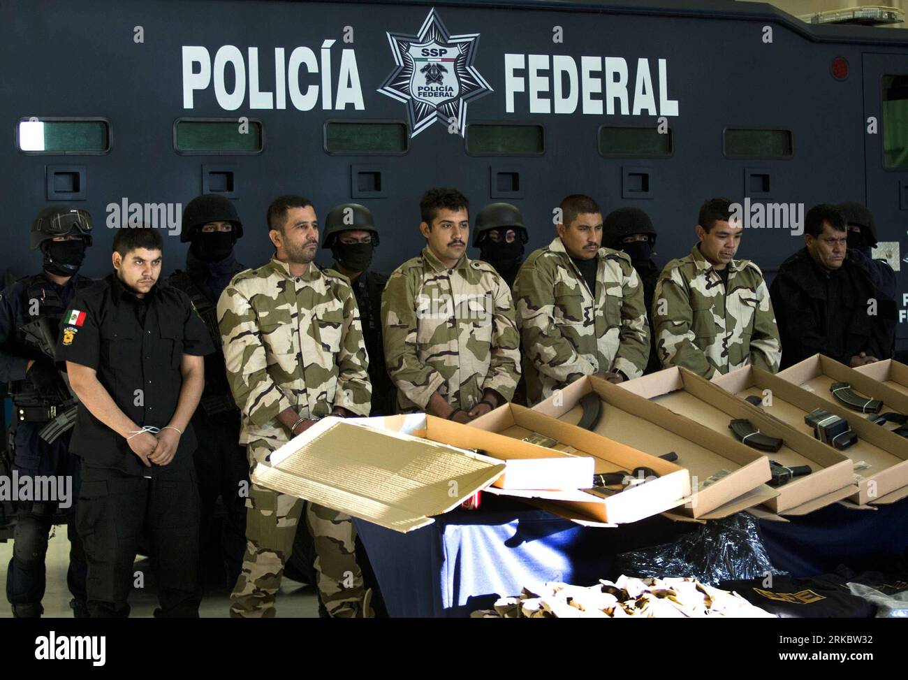 Bildnummer: 54615013 Datum: 05.11.2010 Copyright: imago/Xinhua (101105) --  MEXICO CITY, Nov. 5, 2010 (Xinhua) -- Mexican federal police escort  suspected members of the Sinaloa cartel at a news conference at the federal