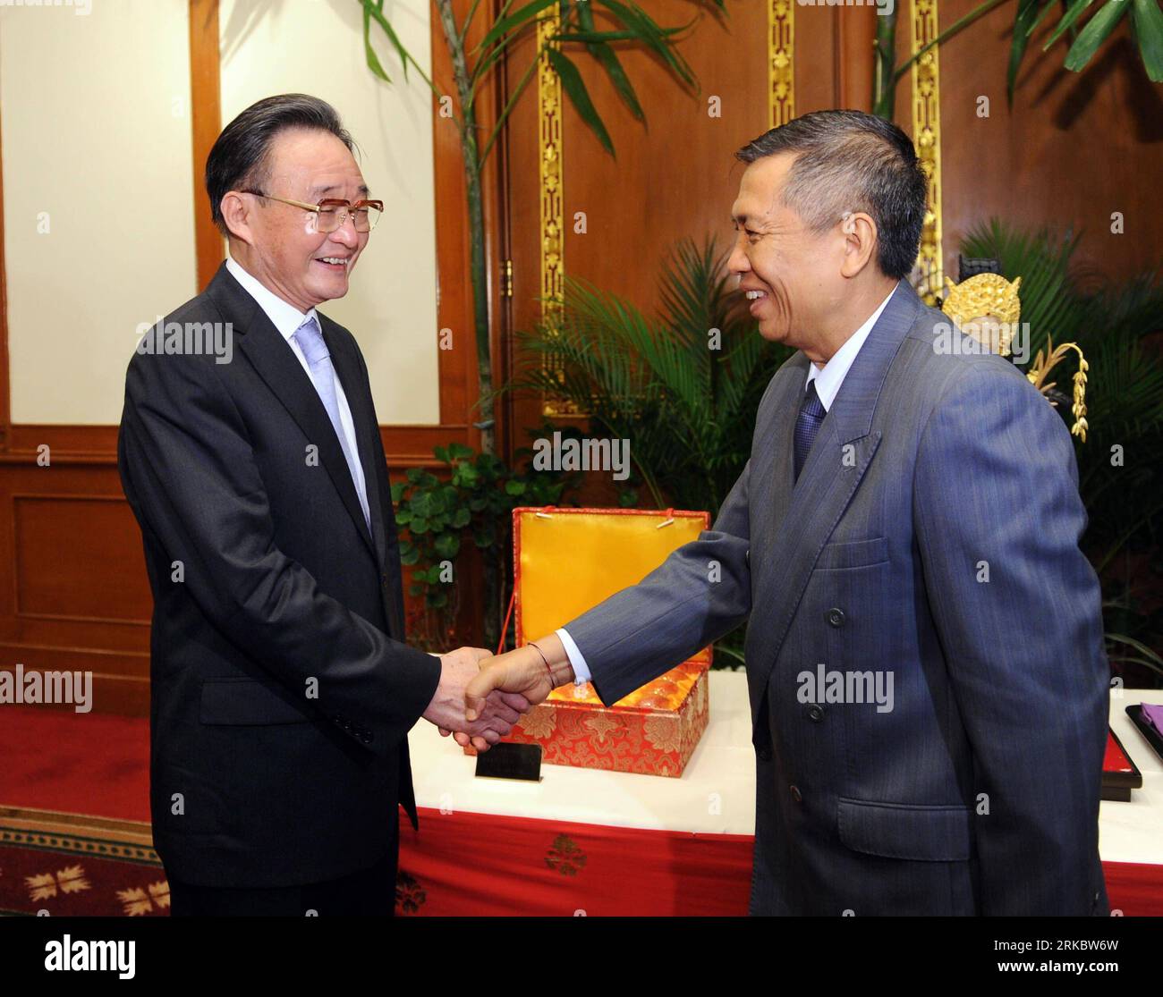 Bildnummer: 54615980  Datum: 06.11.2010  Copyright: imago/Xinhua (101106) -- DENPASAR, Nov. 6, 2010 (Xinhua) -- Wu Bangguo (L), chairman of the Standing Committee of the National People s Congress of China, shakes hands with Made Mangku Paskita, Governor of Bali, in Denpasar, capital city of Bali province of Indonesia, Nov. 6, 2010. Wu arrived here on Saturday, kicking off his official visit to the country. (Xinhua/Li Tao) (lb) INDONESIA-DENPASAR-CHINA-WU BANGGUO-MEET (CN) PUBLICATIONxNOTxINxCHN People Politik kbdig xkg 2010 quer premiumd     Bildnummer 54615980 Date 06 11 2010 Copyright Imago Stock Photo