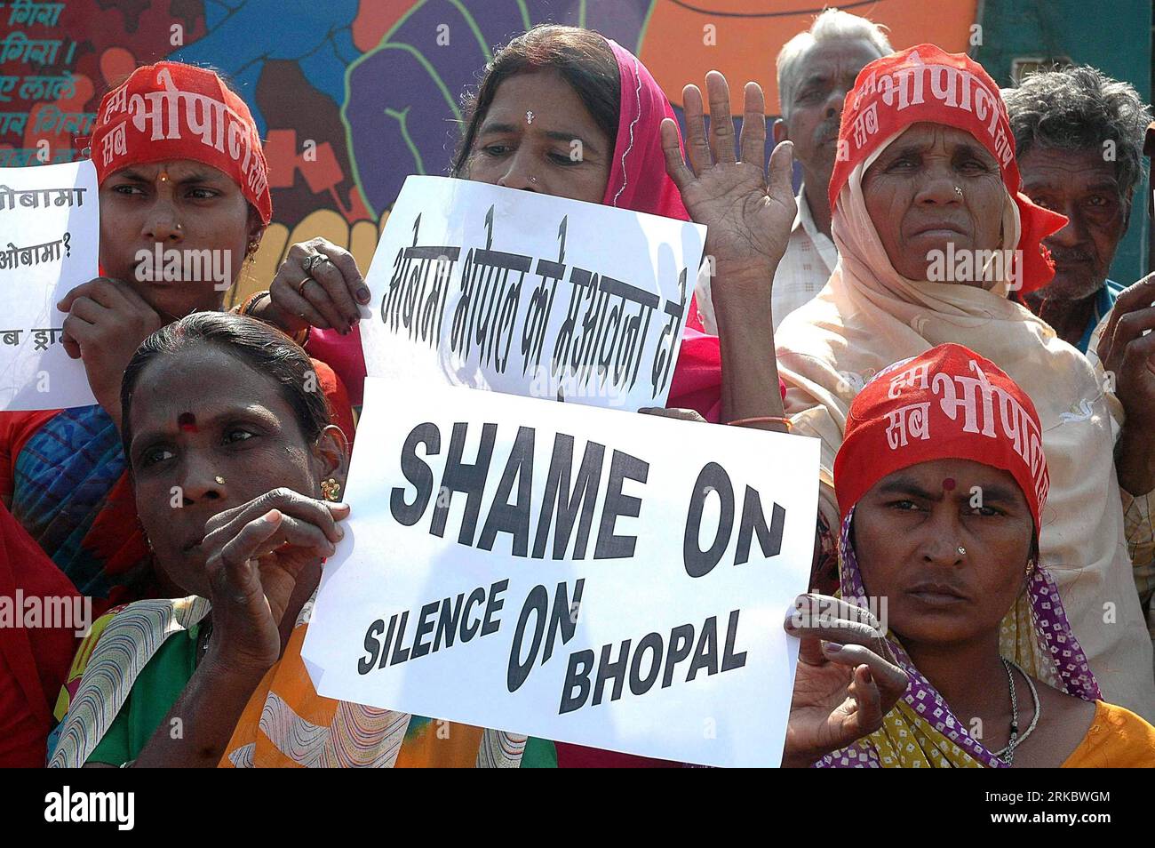 Bildnummer: 54616446  Datum: 06.11.2010  Copyright: imago/Xinhua (101106) -- BHOPAL, Nov. 6, 2010 (Xinhua) -- Survivors of 1984 gas tragedy attend a demonstration in front of Union Carbide factory in Bhopal in Madhya Pradesh, India, on Nov. 6, 2010, protesting against the visit of U.S. President Barack Obama to India and demanding action against U.S. corporations Dow Chemical and Union Carbide and more compensation for gas victims. A deadly gas, Methyl Isocyanate (MIC), leaked from the pesticide plant of Union Carbide India Ltd. on the intervening night of Dec. 2 to 3, 1984, killing nearly 5,0 Stock Photo
