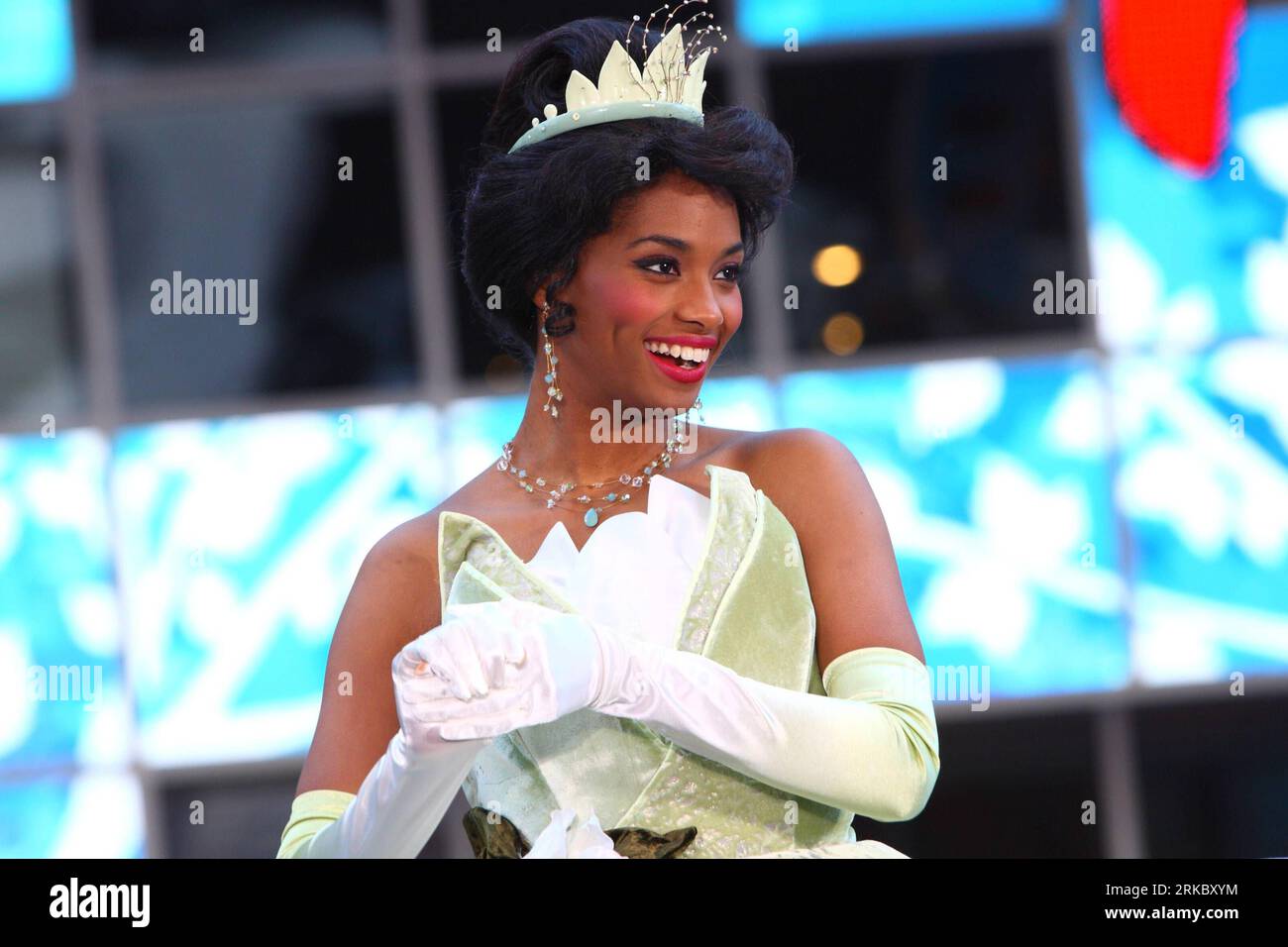 Bildnummer: 54624751  Datum: 09.11.2010  Copyright: imago/Xinhua (101109) -- NEW YORK, Nov. 9, 2010 (Xinhua) -- Princess Tiana from Disney s The Princess and the Frog poses during the opening ceremony of Disney Store Times Square on Times Square in New York, Nov. 9, 2010. Disney Store celebrated here on Tuesday its worldwide high-tech makeover with a grand opening of its premier Times Square location. The two-level, 20,000 plus square feet store is the largest Disney Store in North America. (Xinhua/Liu Xin) (zw) U.S.-NEW YORK-DISNEY STORE-OPENING PUBLICATIONxNOTxINxCHN Wirtschaft USA Medienunt Stock Photo