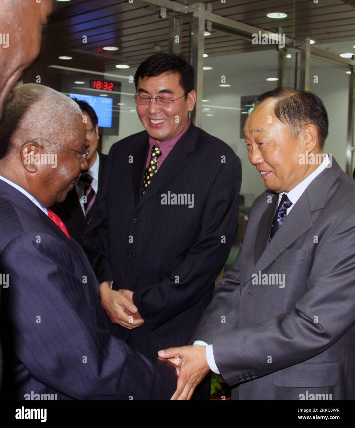 Bildnummer: 54636086  Datum: 12.11.2010  Copyright: imago/Xinhua (101113) -- MAPUTO, Nov. 13, 2010 (Xinhua) -- Mozambican President Armando Guebuza (L) greets Chinese representatives during the launching ceremony for a new terminal of Maputo International Airport in Maputo, Mozambique, Nov. 12, 2010. The new terminal, built with Chinese aid, was put into use on Friday. (Xinhua/Liu Dalong) (zx) MOZAMBIQUE-MAPUTO-AIRPORT-TERMINAL-CHINA PUBLICATIONxNOTxINxCHN Politik People kbdig xub 2010 quadrat     Bildnummer 54636086 Date 12 11 2010 Copyright Imago XINHUA  Maputo Nov 13 2010 XINHUA Mozambican Stock Photo