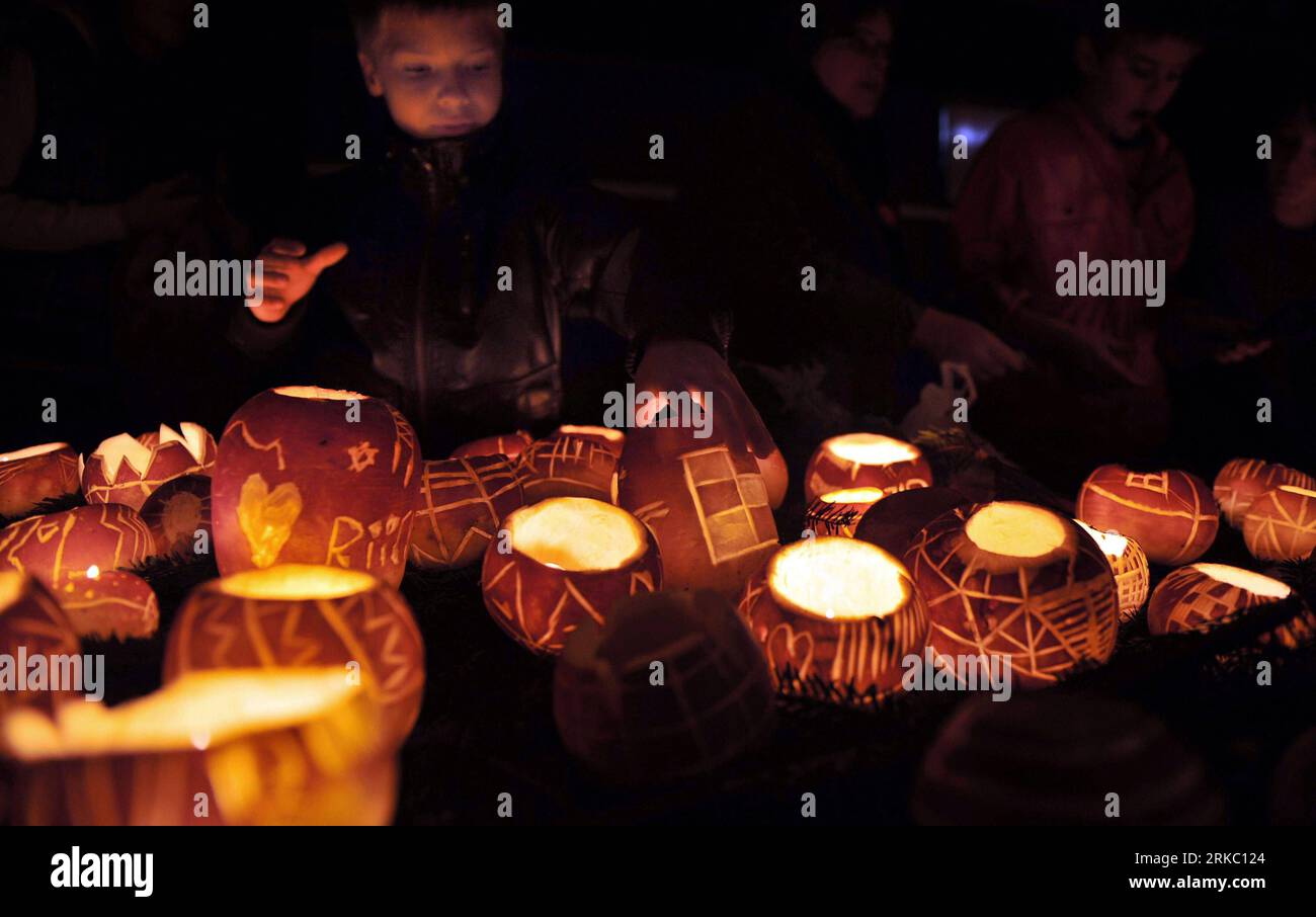 Bildnummer: 54636880  Datum: 13.11.2010  Copyright: imago/Xinhua (101114) --ZURICH, Nov. 14, 2010 (Xinhua) -- A boy purchases turnip lamps on a booth during the Raebechilbi (Turnip Fair) in the village of Richterswil on Lake Zurich, Switzerland, Nov. 13, 2010. Local residents hold Turnip Parade on the second Saturday of every November to mark the transition from autumn to winter. (Xinhua/Yu Yang) SWITZERLAND-ZURICH-TURNIP FAIR PUBLICATIONxNOTxINxCHN Gesellschaft Laterne Laternenfest Tradition Laternenumzug kbdig xdp 2010 quer premiumd  o0 Objekte    Bildnummer 54636880 Date 13 11 2010 Copyrigh Stock Photo