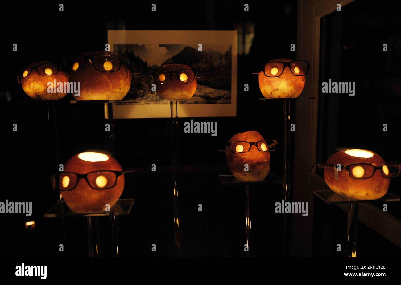 Bildnummer: 54636879  Datum: 13.11.2010  Copyright: imago/Xinhua (101114) --ZURICH, Nov. 14, 2010 (Xinhua) -- Turnip lamps are seen in a show window of a shop during the Raebechilbi (Turnip Fair) in the village of Richterswil on Lake Zurich, Switzerland, Nov. 13, 2010. Local residents hold Turnip Parade on the second Saturday of every November to mark the transition from autumn to winter. (Xinhua/Yu Yang) SWITZERLAND-ZURICH-TURNIP FAIR PUBLICATIONxNOTxINxCHN Gesellschaft Laterne Laternenfest Tradition Laternenumzug kbdig xdp 2010 quer premiumd  o0 Objekte    Bildnummer 54636879 Date 13 11 2010 Stock Photo
