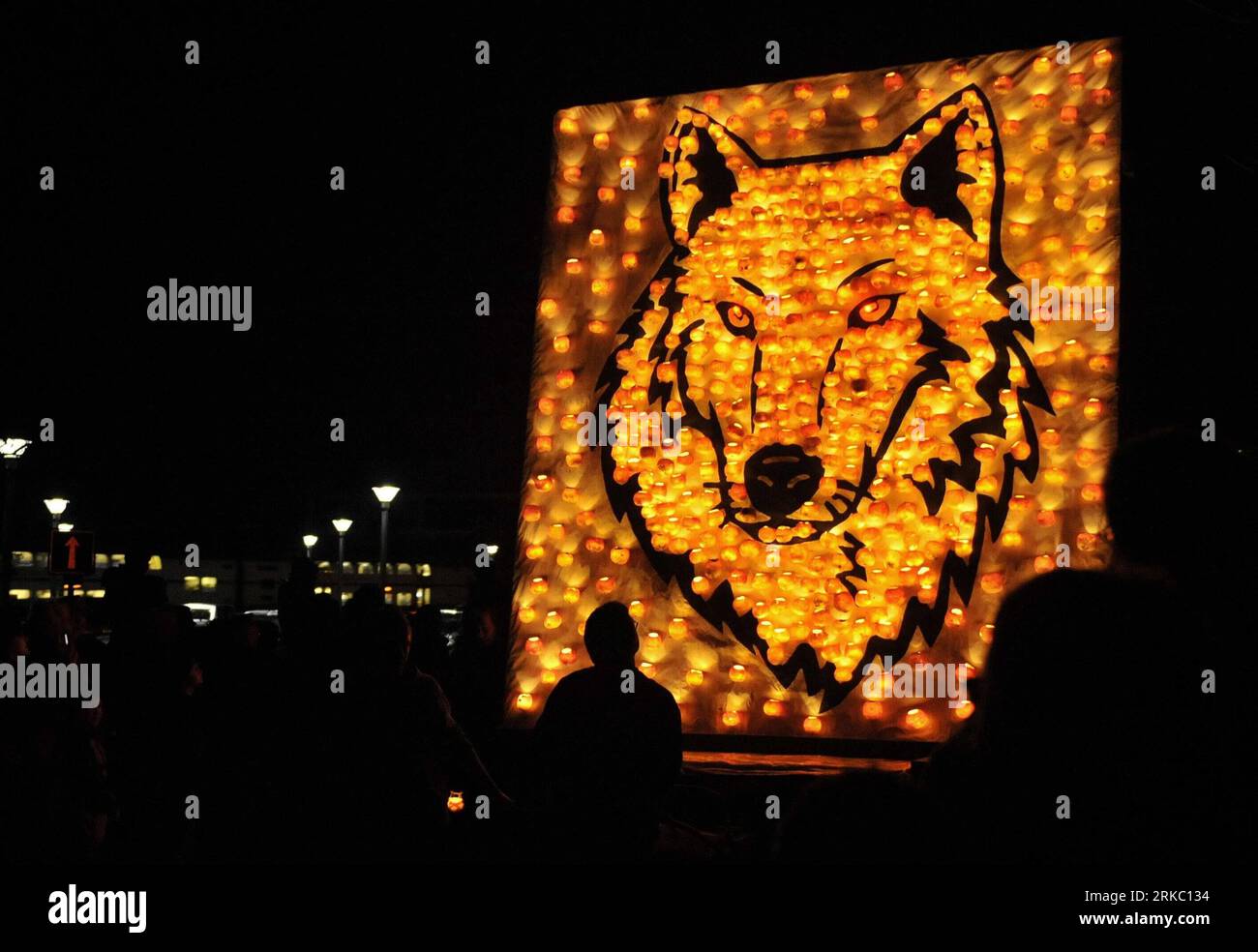 Bildnummer: 54636884  Datum: 13.11.2010  Copyright: imago/Xinhua (101114) --ZURICH, Nov. 14, 2010 (Xinhua) -- The image of a wolf head made of turnip lamps is paraded during the Raebechilbi (Turnip Fair) in the village of Richterswil on Lake Zurich, Switzerland, Nov. 13, 2010. Local residents hold Turnip Parade on the second Saturday of every November to mark the transition from autumn to winter. (Xinhua/Yu Yang) SWITZERLAND-ZURICH-TURNIP FAIR PUBLICATIONxNOTxINxCHN Gesellschaft Laterne Laternenfest Tradition Laternenumzug kbdig xdp 2010 quer premiumd  o0 Objekte    Bildnummer 54636884 Date 13 Stock Photo