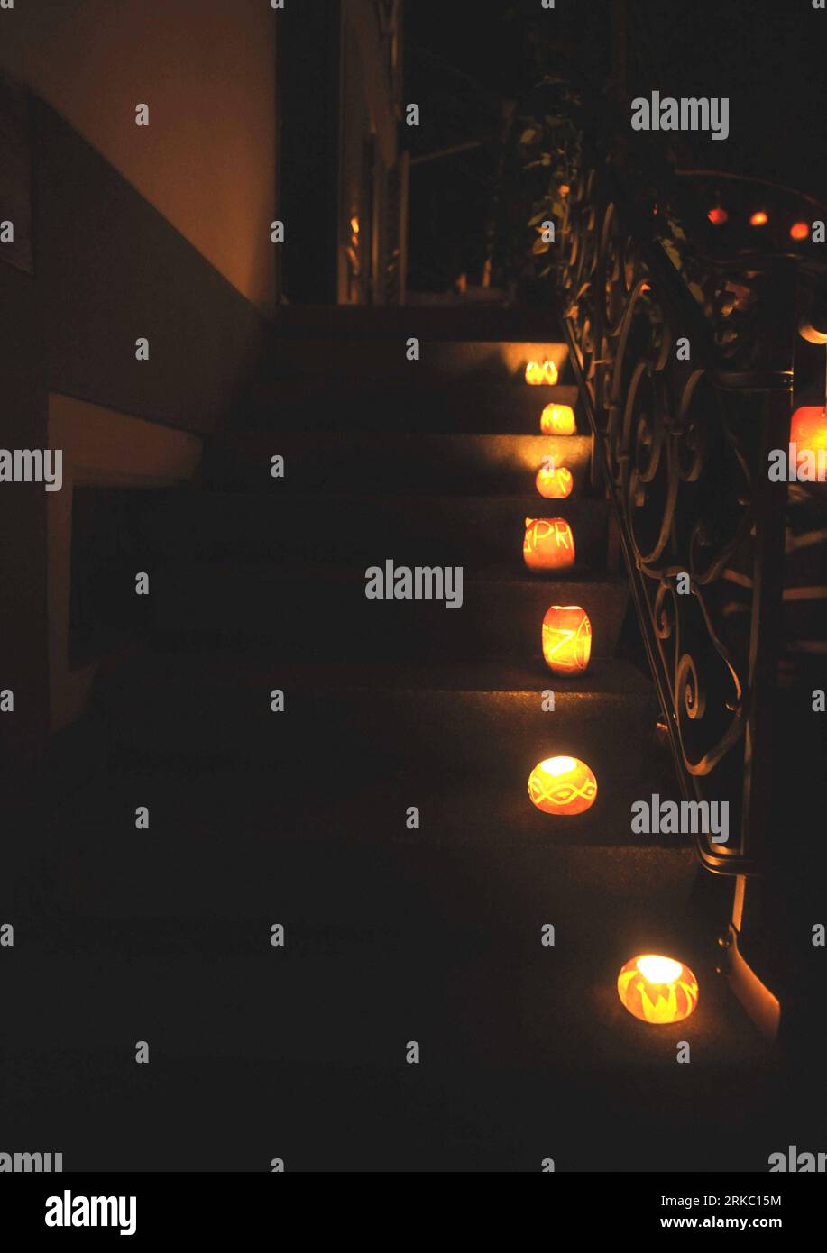 Bildnummer: 54636881  Datum: 13.11.2010  Copyright: imago/Xinhua (101114) --ZURICH, Nov. 14, 2010 (Xinhua) -- Turnip lamps are seen on stairs of house during the Raebechilbi (Turnip Fair) in the village of Richterswil on Lake Zurich, Switzerland, Nov. 13, 2010. Local residents hold Turnip Parade on the second Saturday of every November to mark the transition from autumn to winter. (Xinhua/Yu Yang) SWITZERLAND-ZURICH-TURNIP FAIR PUBLICATIONxNOTxINxCHN Gesellschaft Laterne Laternenfest Tradition Laternenumzug kbdig xdp 2010 hoch premiumd    Bildnummer 54636881 Date 13 11 2010 Copyright Imago XIN Stock Photo
