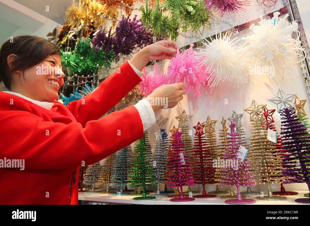 Bildnummer: 54638633  Datum: 12.11.2010  Copyright: imago/Xinhua (101115) -- WENZHOU, Nov. 15, 2010 (Xinhua) -- A manufacturer displays newly designed Christmas ornaments in Ruian City of east China s Zhejiang Province, on Nov. 12, 2010. As the world gets ready to celebrate the West s biggest festival, Christmas, next month, Chinese toymakers are not so cheery, as the appreciation of Chinese currency Yuan crimps their already paper-thin profits. Around 80 percent of the world s Christmas toys, trees and decorations are churned out of factories in southern China. Despite the huge market share, Stock Photo