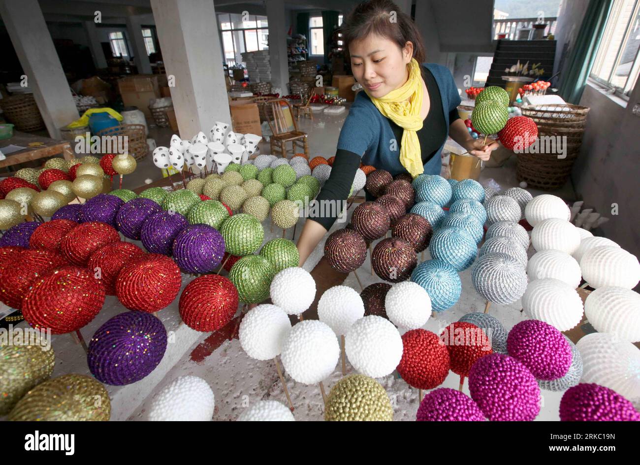 Bildnummer: 54638635  Datum: 12.11.2010  Copyright: imago/Xinhua (101115) -- WENZHOU, Nov. 15, 2010 (Xinhua) -- A manufacturer sorts newly designed Christmas ornaments in Ruian City of east China s Zhejiang Province, on Nov. 12, 2010. As the world gets ready to celebrate the West s biggest festival, Christmas, next month, Chinese toymakers are not so cheery, as the appreciation of Chinese currency Yuan crimps their already paper-thin profits. Around 80 percent of the world s Christmas toys, trees and decorations are churned out of factories in southern China. Despite the huge market share, Chi Stock Photo