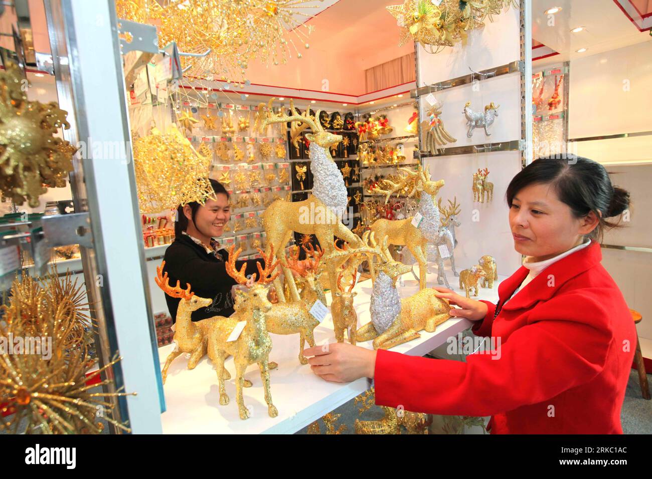 Bildnummer: 54638632  Datum: 12.11.2010  Copyright: imago/Xinhua (101115) -- WENZHOU, Nov. 15, 2010 (Xinhua) -- Manufacturers sorts newly designed Christmas ornaments in Ruian City of east China s Zhejiang Province, on Nov. 12, 2010. As the world gets ready to celebrate the West s biggest festival, Christmas, next month, Chinese toymakers are not so cheery, as the appreciation of Chinese currency Yuan crimps their already paper-thin profits. Around 80 percent of the world s Christmas toys, trees and decorations are churned out of factories in southern China. Despite the huge market share, Chin Stock Photo