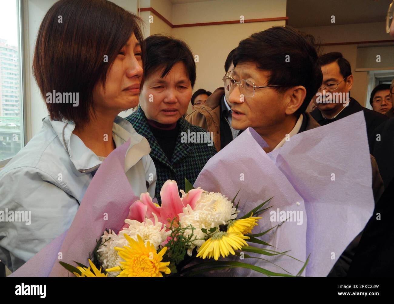 Bildnummer: 54645148  Datum: 16.11.2010  Copyright: imago/Xinhua (101116) -- SHANGHAI, Nov. 16, 2010 (Xinhua) -- Chinese Public Security Minister Meng Jianzhu (R) meets with family members of the fire victims at a local funeral house in Shanghai, east China, Nov. 16, 2010. Meng on Tuesday visited and extended his condolences to the victims and their family members of the fire that engulfed a Shanghai apartment building Monday. (Xinhua/Jin Liangkuai) (zgp) CHINA-SHANGHAI-FIRE-MENG JIANZHU-CONDOLENCE (CN) PUBLICATIONxNOTxINxCHN Gesellschaft Feuer Brand Grossbrand Hochhaus Hochhausbrand kbdig xcb Stock Photo