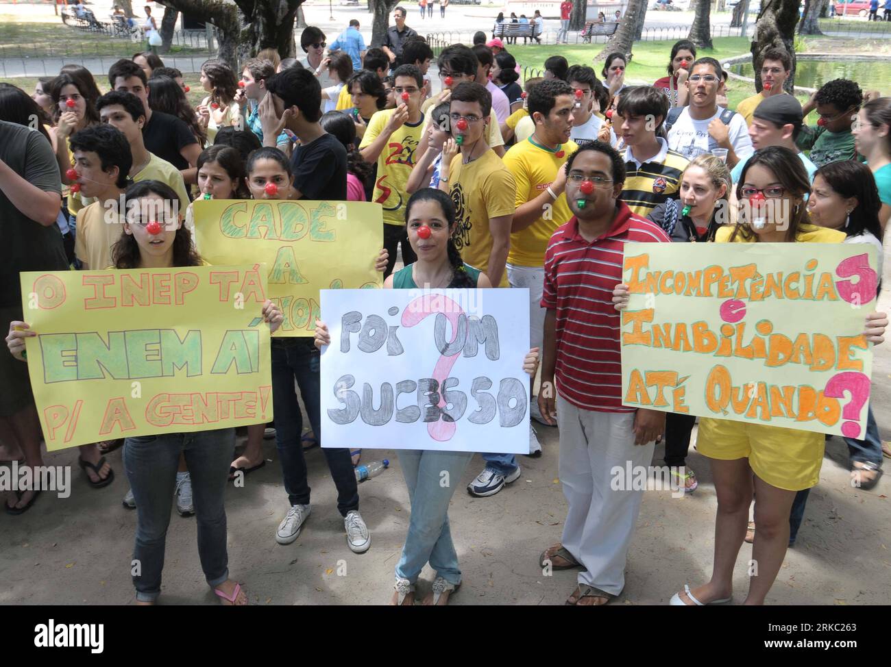 Bildnummer: 54645928  Datum: 16.11.2010  Copyright: imago/Xinhua (101117) -- Sao Paulo, Nov. 17, 2010 (Xinhua) -- Students wearing clown s noses and holding posters participate in a protest in Sao Paulo of Brazil, on Nov. 16, 2010. About o1,000 students protested against the latest round of High School National exams (ENEM) after exam results were annulled because of printing errors on the exam papers. (Xinhua/Agencia Estado) (BRAZIL OUT) (wh) BRAZIL-EDUCATION-PROTEST PUBLICATIONxNOTxINxCHN Gesellschaft Politik Studenten Studentendemo Demo Protest Bildung Uni kbdig xub 2010 quer     Bildnummer Stock Photo