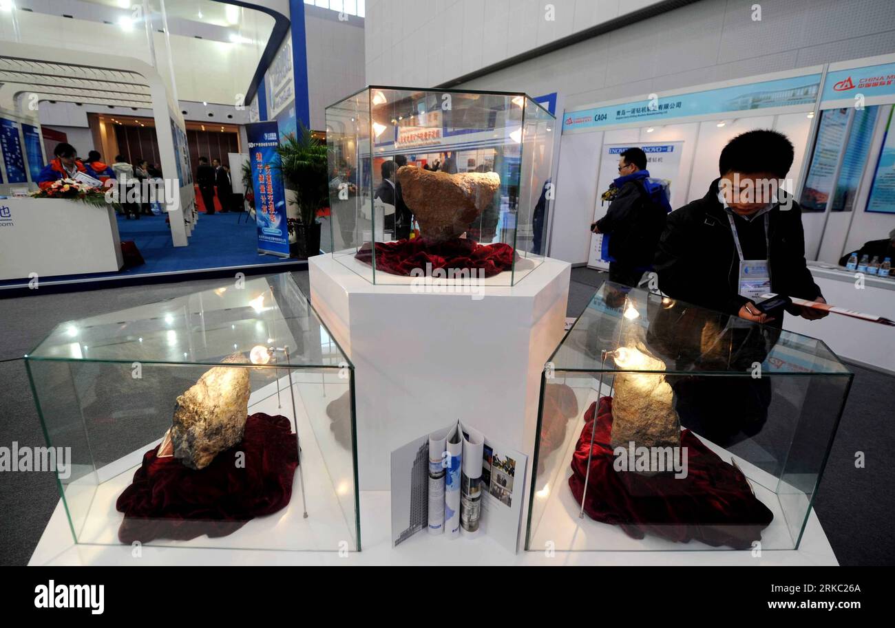 Bildnummer: 54645136  Datum: 16.11.2010  Copyright: imago/Xinhua (101116) -- TIANJIN, Nov. 16, 2010 (Xinhua) -- A visitor looks at samples of mineral stones at an exhibition booth during China Mining Congress and Expo 2010 in Tianjin, north China, Nov. 16, 2010. The three-day-long annual event, which kicked off on Tuesday, attracted more than 3,000 participants from over 50 countries and regions. (Xinhua/Yue Yuewei) (zn) CHINA-TIANJIN-CHINA MINING CONGRESS & EXPO 2010-OPENING (CN) PUBLICATIONxNOTxINxCHN Wirtschaft Messe Bergbau Bergbaumesse kbdig xcb 2010 quer Highlight o0 Mineralien Exponat A Stock Photo