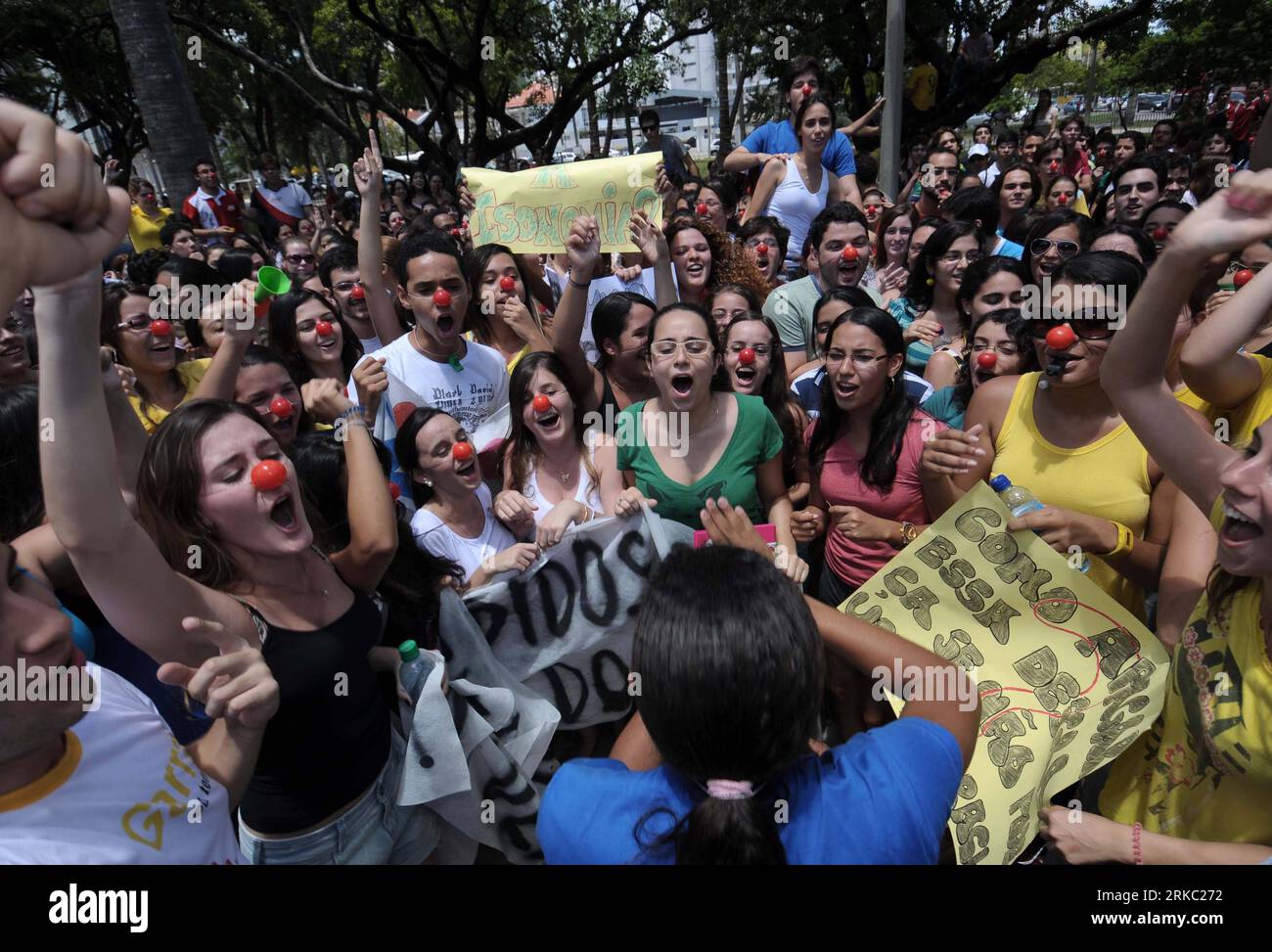 Bildnummer: 54645927  Datum: 16.11.2010  Copyright: imago/Xinhua (101117) -- Sao Paulo, Nov. 17, 2010 (Xinhua) -- Students wearing clown s noses and holding posters participate in a protest in Sao Paulo of Brazil, on Nov. 16, 2010. About 1,000 students protested against the latest round of High School National exams (ENEM) after exam results were annulled because of printing errors on the exam papers. (Xinhua/Agencia Estado) (BRAZIL OUT) (wh) BRAZIL-EDUCATION-PROTEST PUBLICATIONxNOTxINxCHN Gesellschaft Politik Studenten Studentendemo Demo Protest Bildung Uni kbdig xub 2010 quer o0 Menschenmeng Stock Photo
